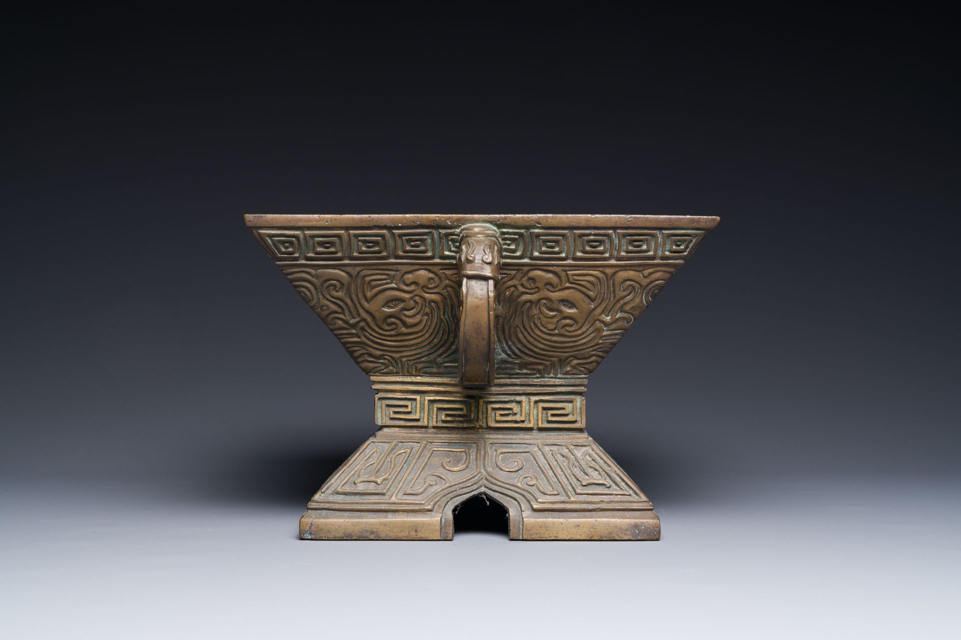 A Chinese bronze ritual vessel, 'Fu', Qianlong seal mark and of the period - Bild 3 aus 7