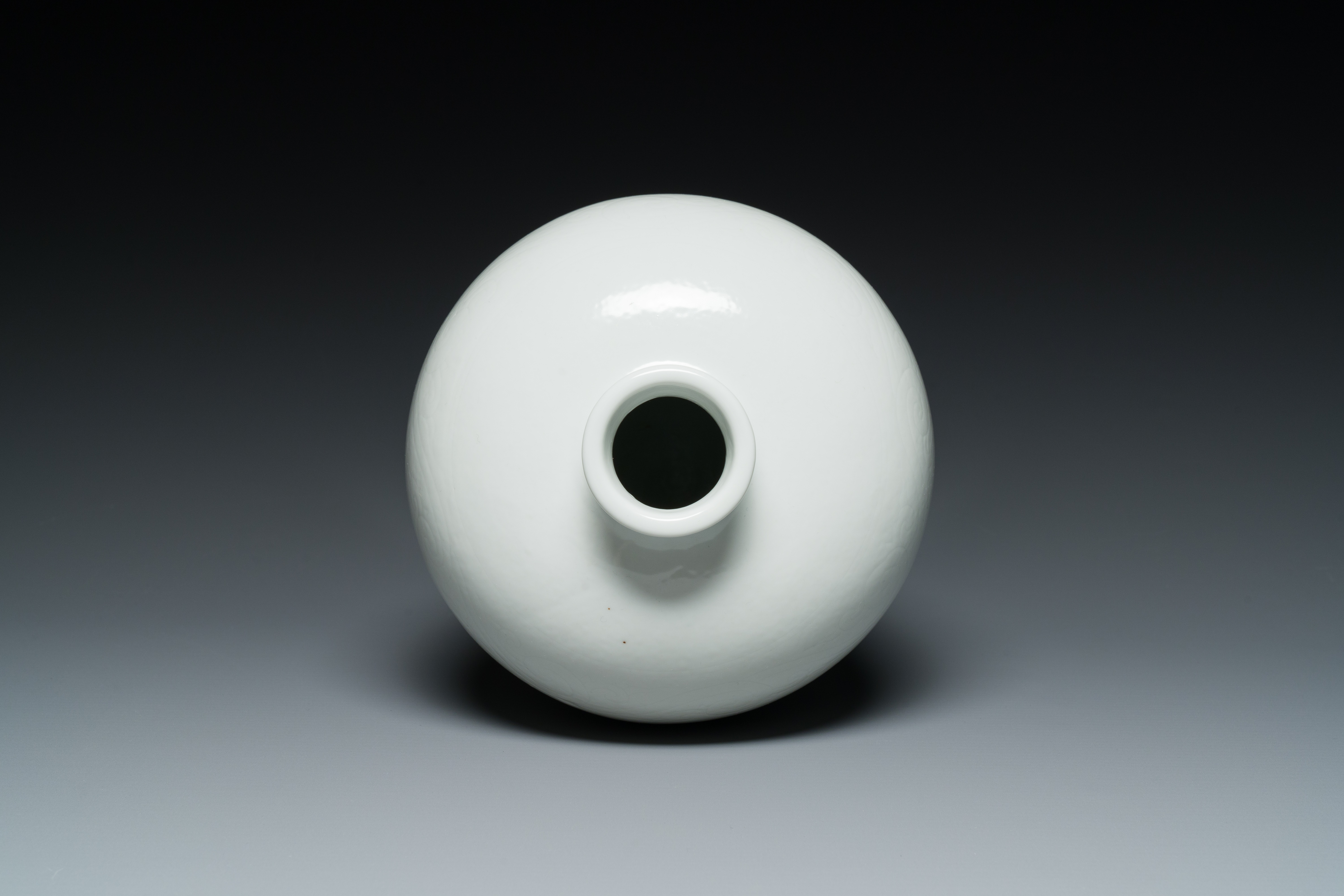 A Chinese monochrome white-glazed 'meiping' vase with anhua dragon design, 19th C. - Image 5 of 6
