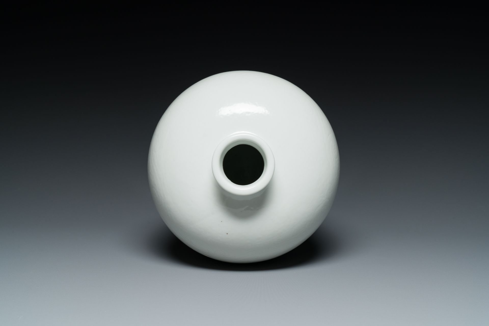 A Chinese monochrome white-glazed 'meiping' vase with anhua dragon design, 19th C. - Bild 5 aus 6