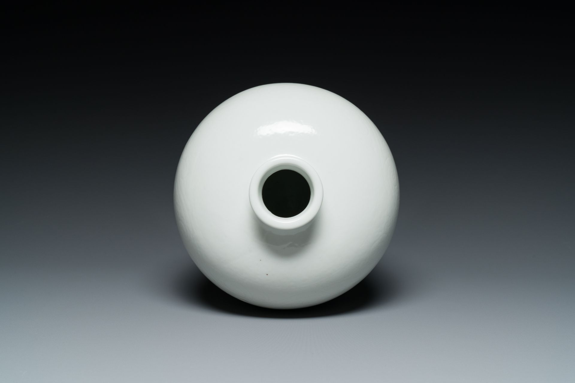 A Chinese monochrome white-glazed 'meiping' vase with anhua dragon design, 19th C. - Image 5 of 6