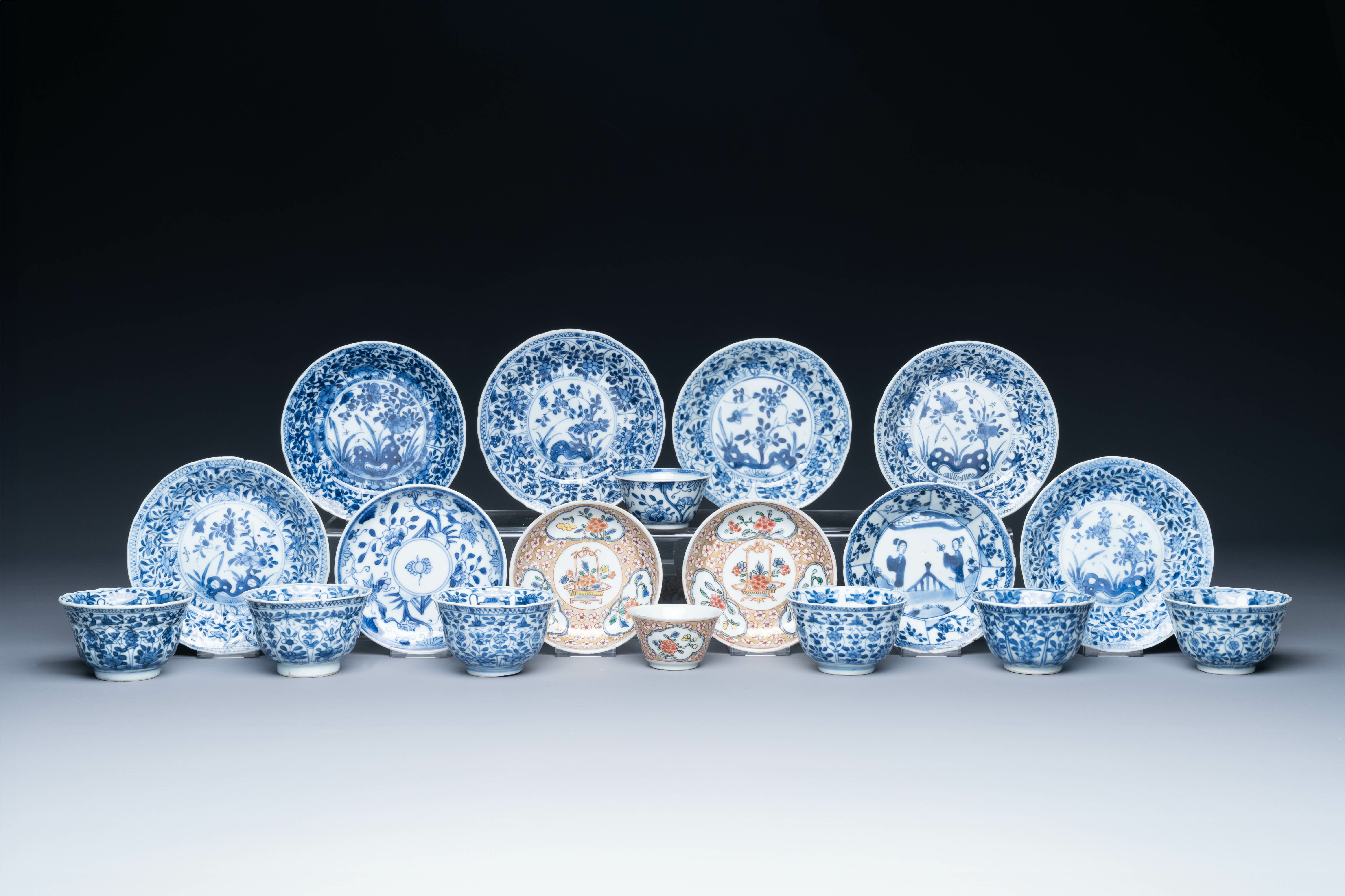 A varied collection of 18 pieces Chinese blue and white and famille rose porcelain, Kangxi/Yongzheng