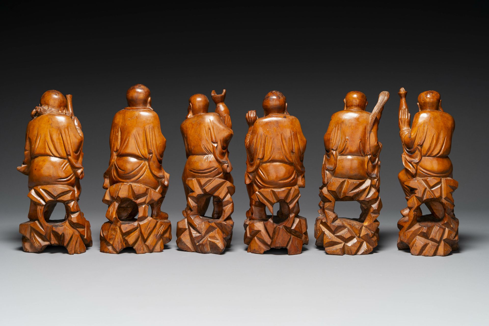 A group of Chinese boxwood sculptures of 18 Luohan, 20th C. - Bild 7 aus 7