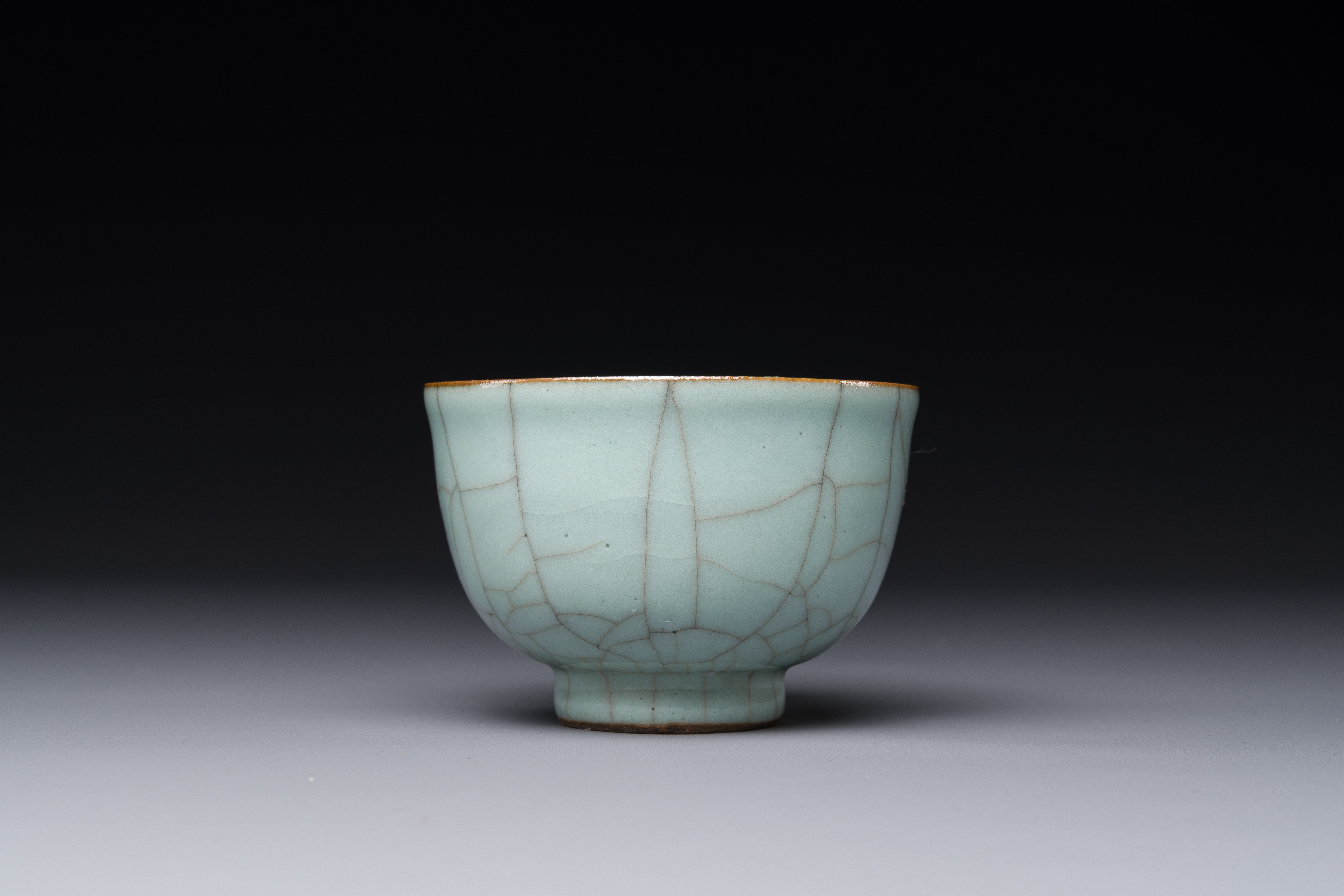 A Chinese ge-type crackle-glazed tea cup, 19th C. - Image 2 of 4