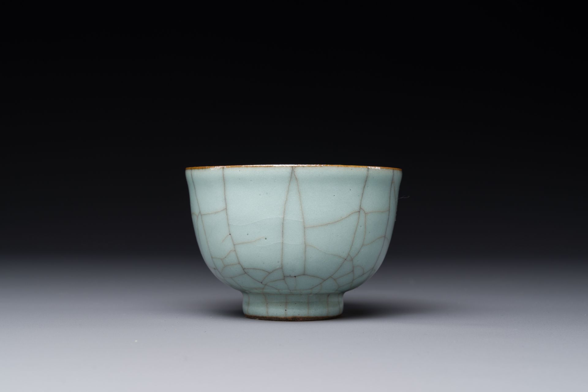 A Chinese ge-type crackle-glazed tea cup, 19th C. - Bild 2 aus 4