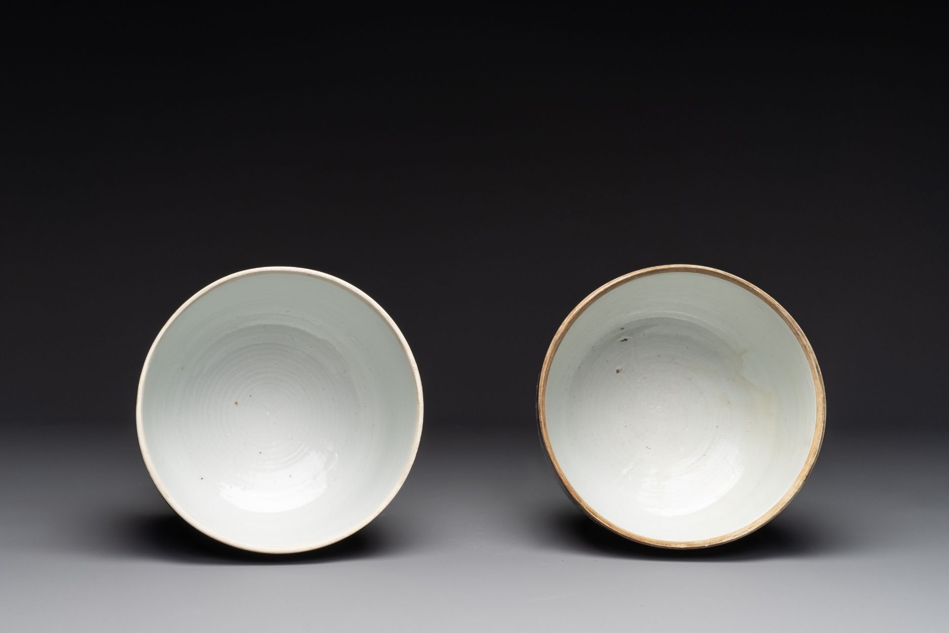 A pair of Chinese capucin-brown-ground famille rose covered bowls with floral design, Yongzheng/Qian - Bild 4 aus 7