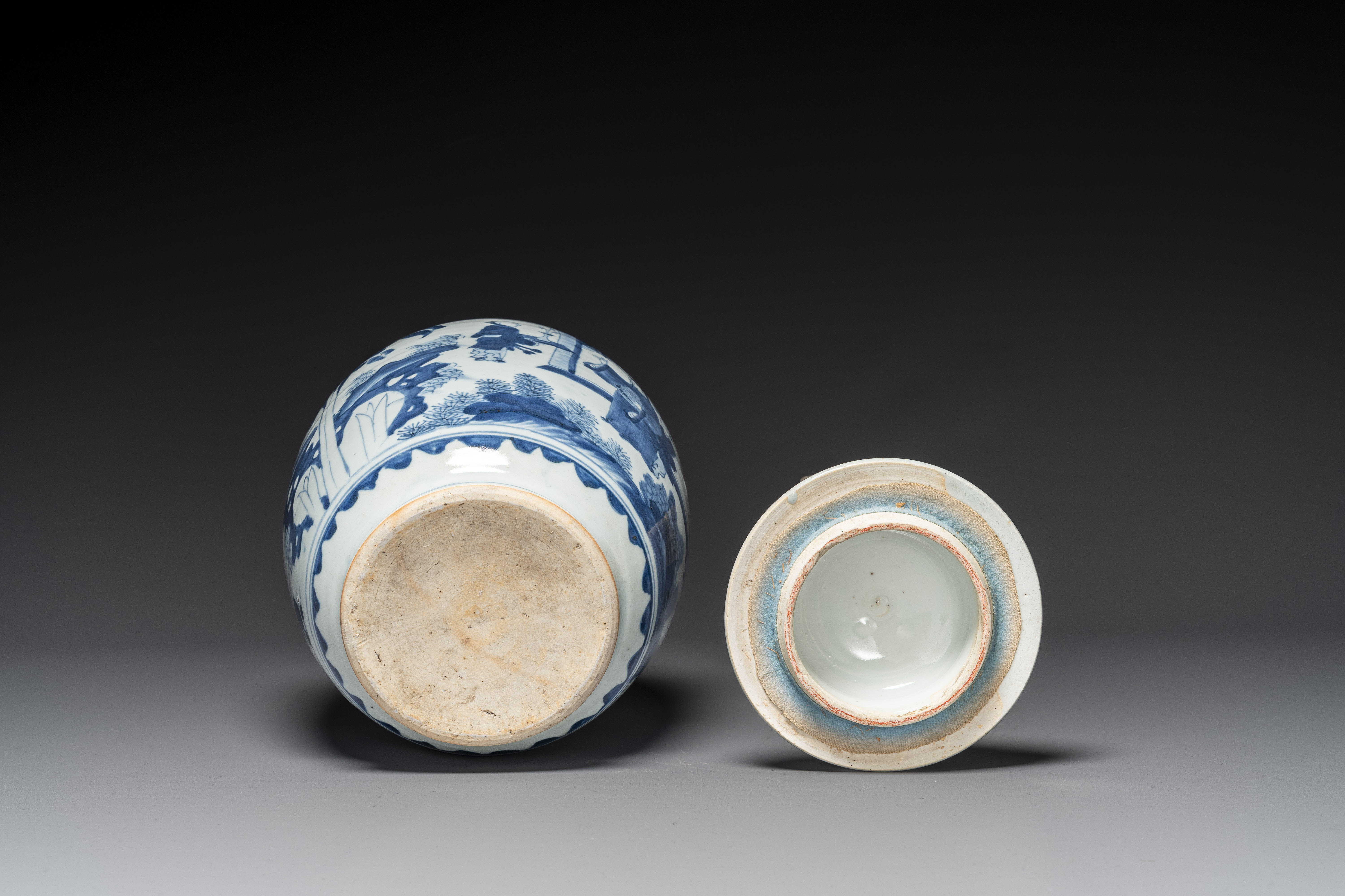 A Chinese blue and white 'Jia Guan Jin Jue åŠ å®˜æ™‰çˆµ' vase and cover, Transitional period - Image 6 of 6