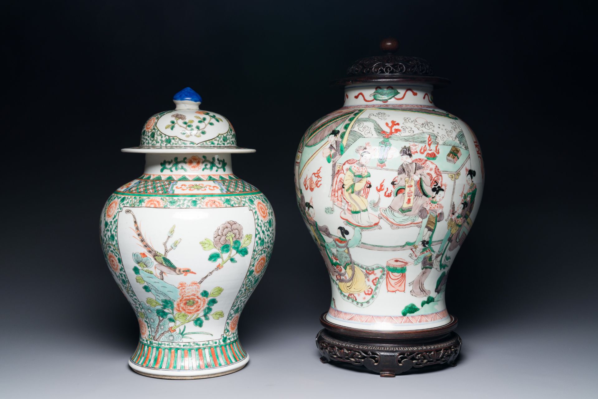 Two Chinese famille verte porcelain vases and covers on wooden stands, 19th C.