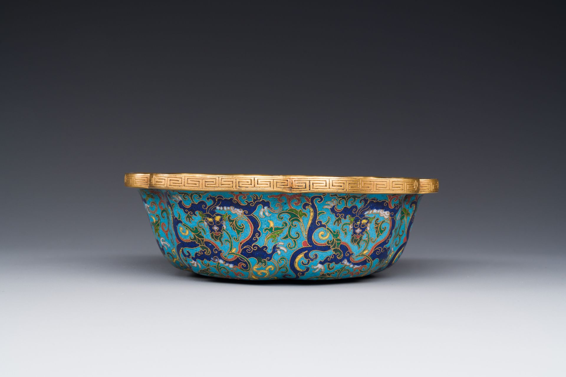 A Chinese flower-shaped cloisonne 'dragon' bowl, Qianlong - Bild 4 aus 8