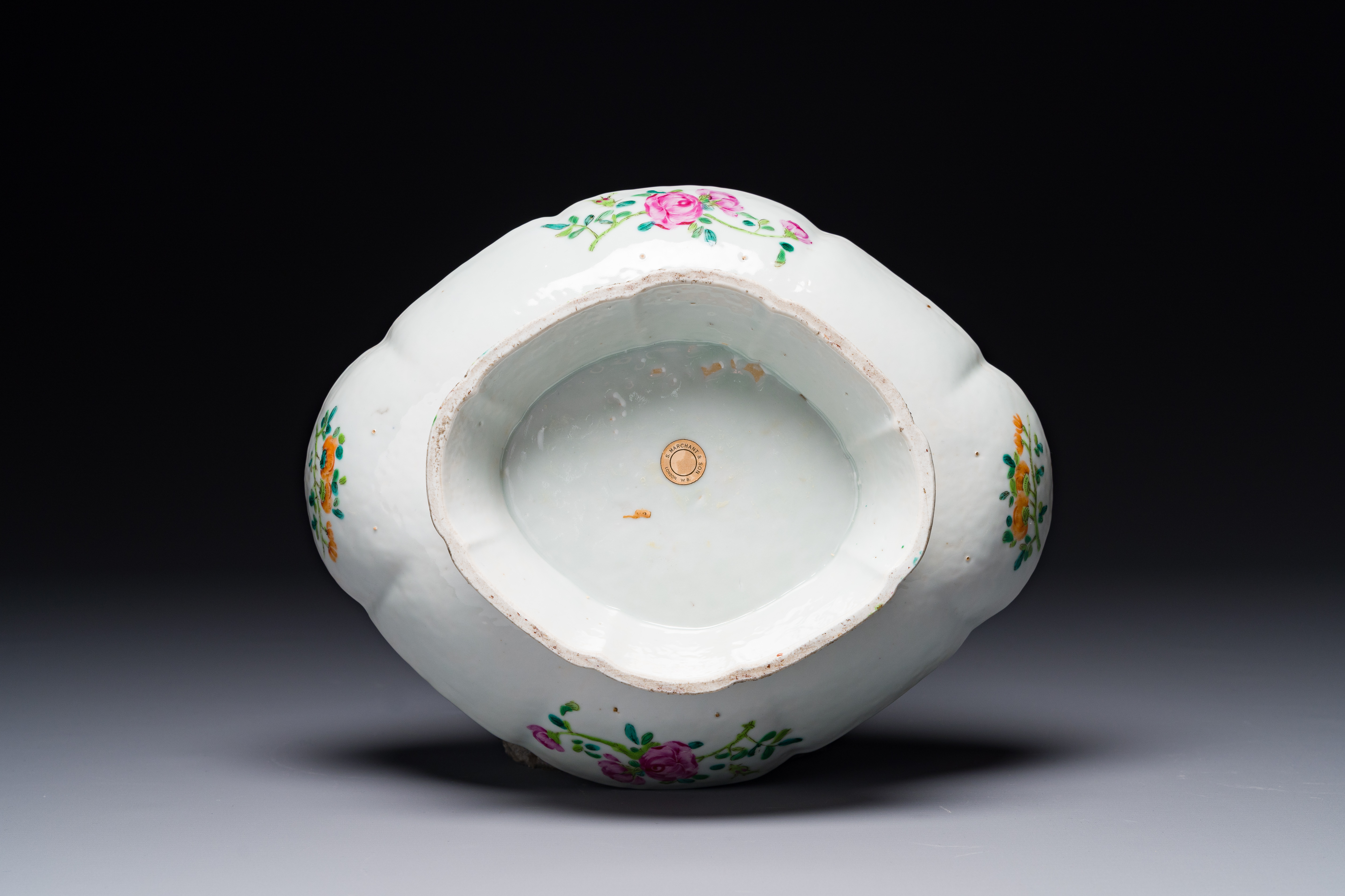 A Chinese Canton famille rose 'phoenix' tazza, 19th C. - Image 4 of 4