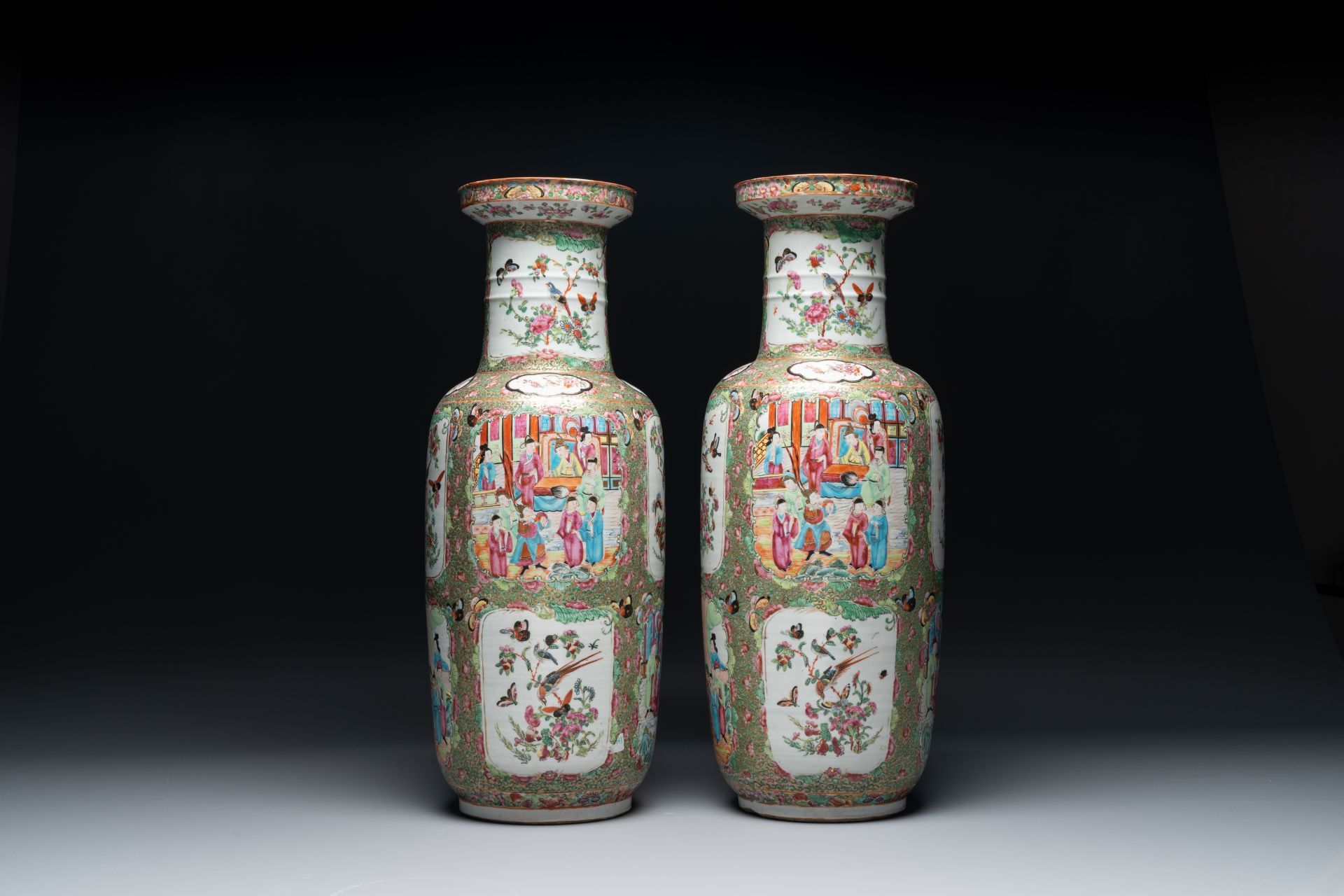 A pair of Chinese Canton famille rose rouleau vases, 19th C. - Bild 3 aus 6