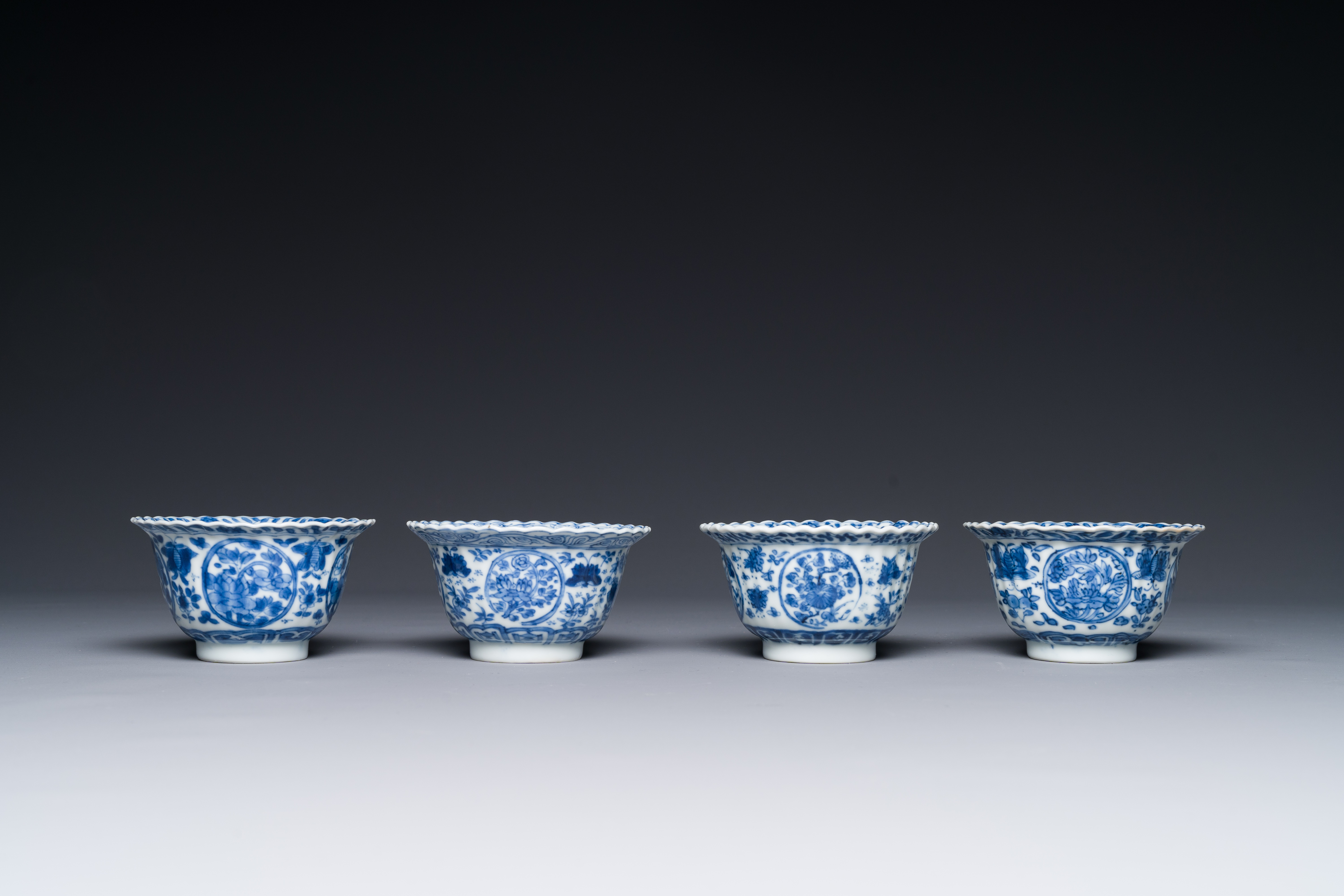 Ten Chinese blue and white cups and fourteen saucers with floral decor, lingzhi mark, Kangxi - Image 4 of 6