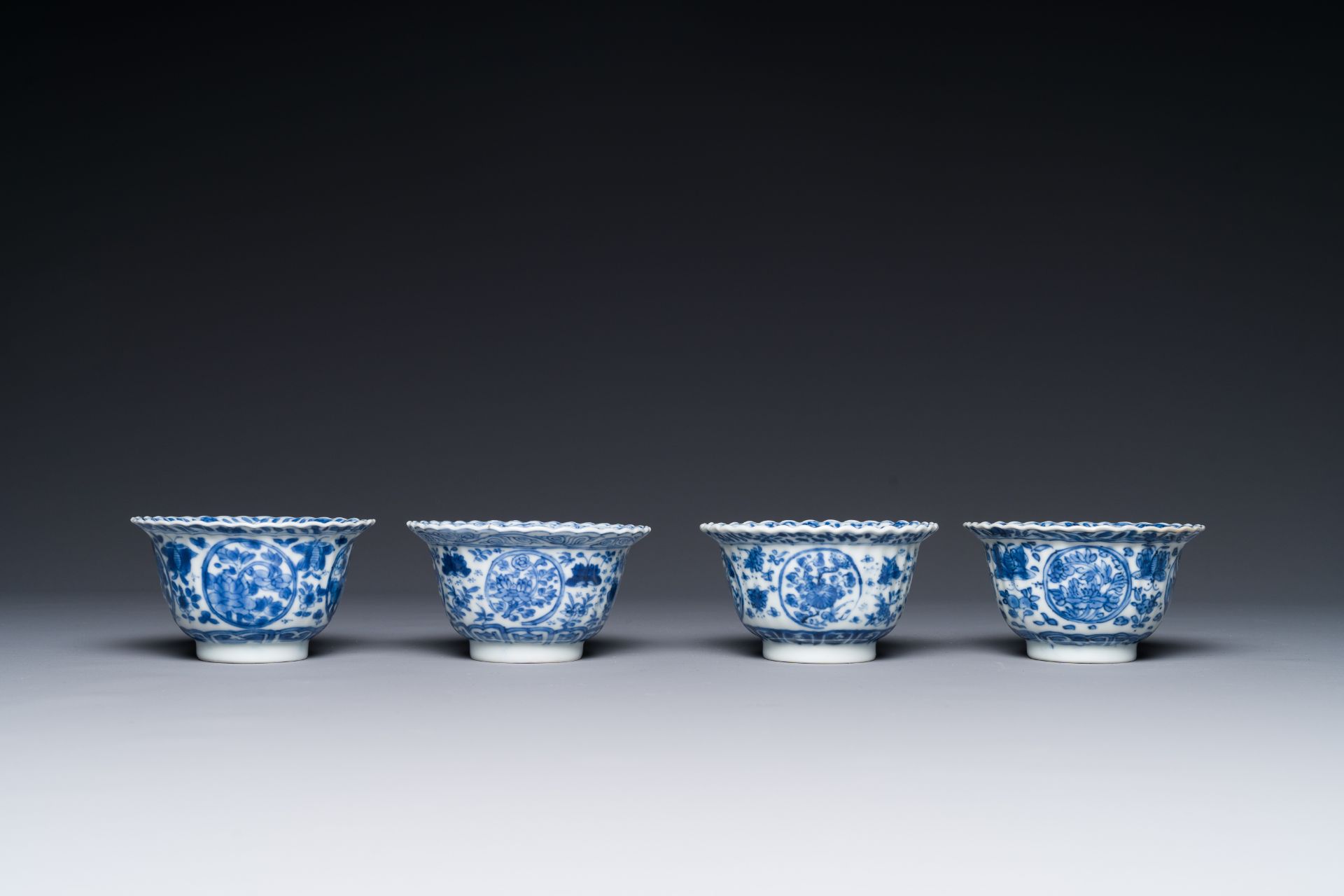 Ten Chinese blue and white cups and fourteen saucers with floral decor, lingzhi mark, Kangxi - Bild 4 aus 6