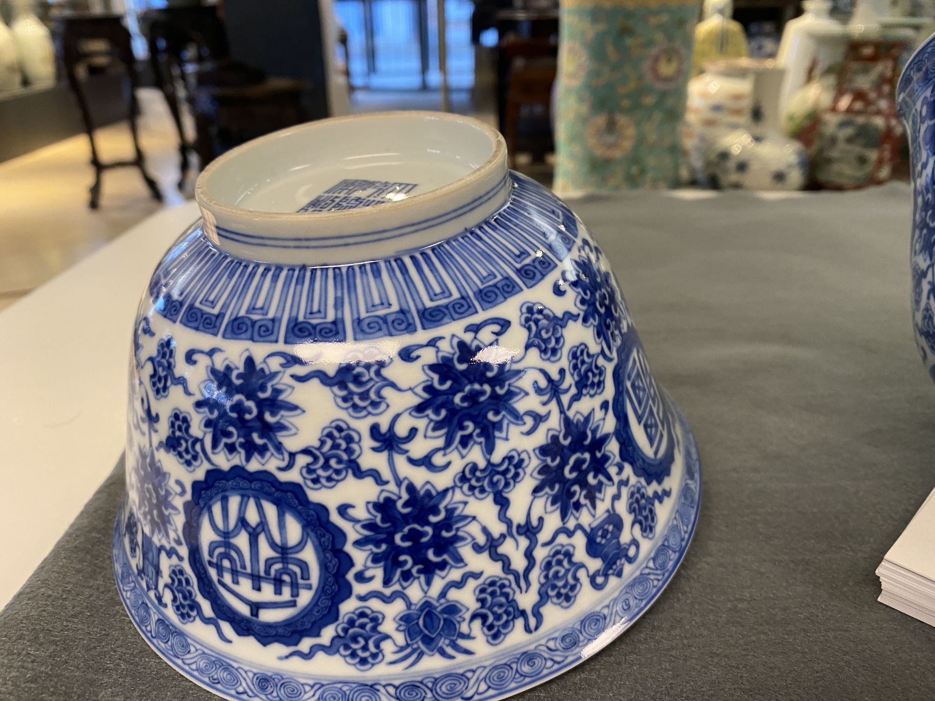 A pair of Chinese blue and white 'wan shou wu jiang' bowls, Qianlong mark and of the period - Bild 15 aus 40