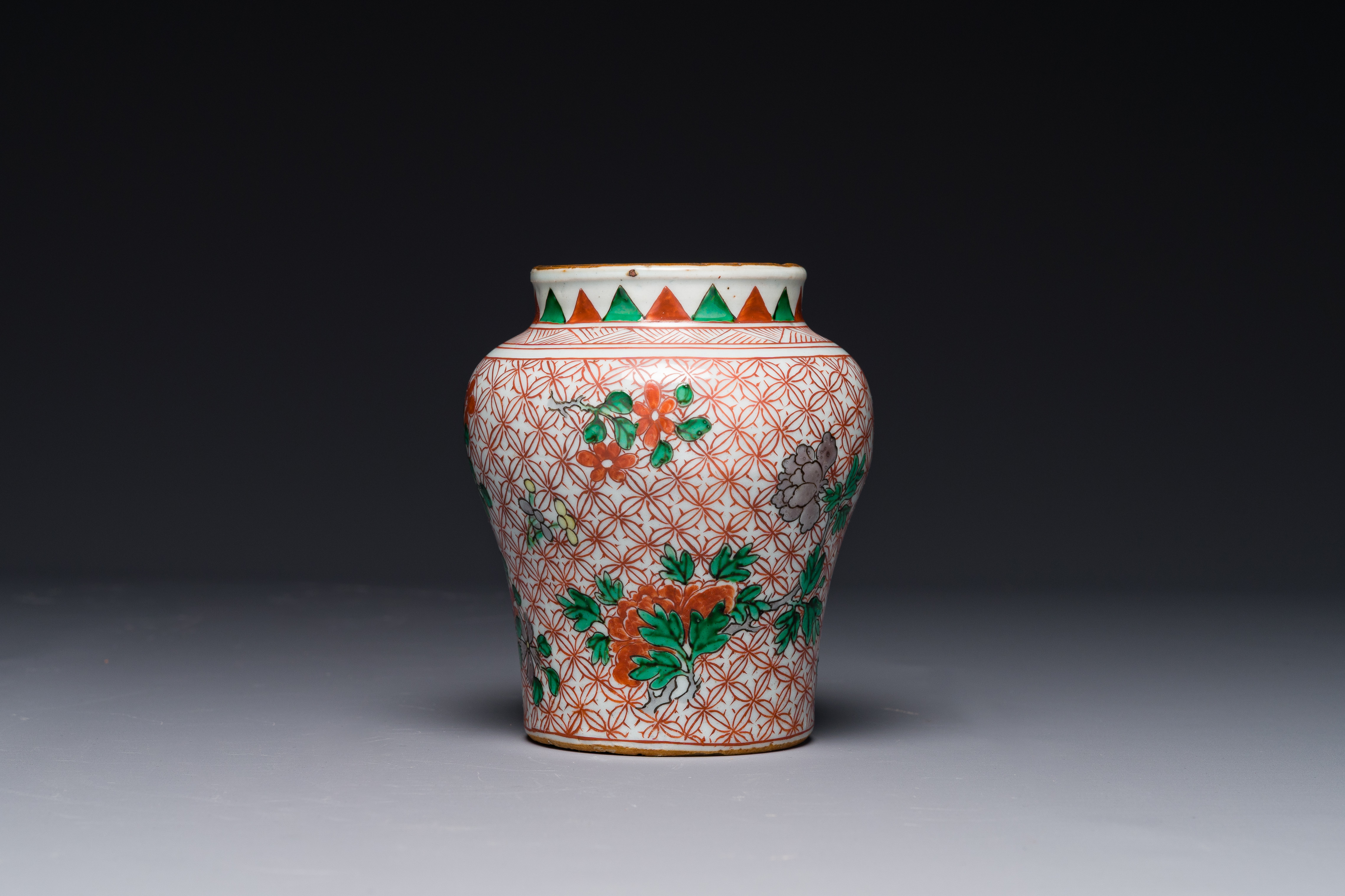A small Chinese wucai jar with floral design, Transition period - Image 2 of 6