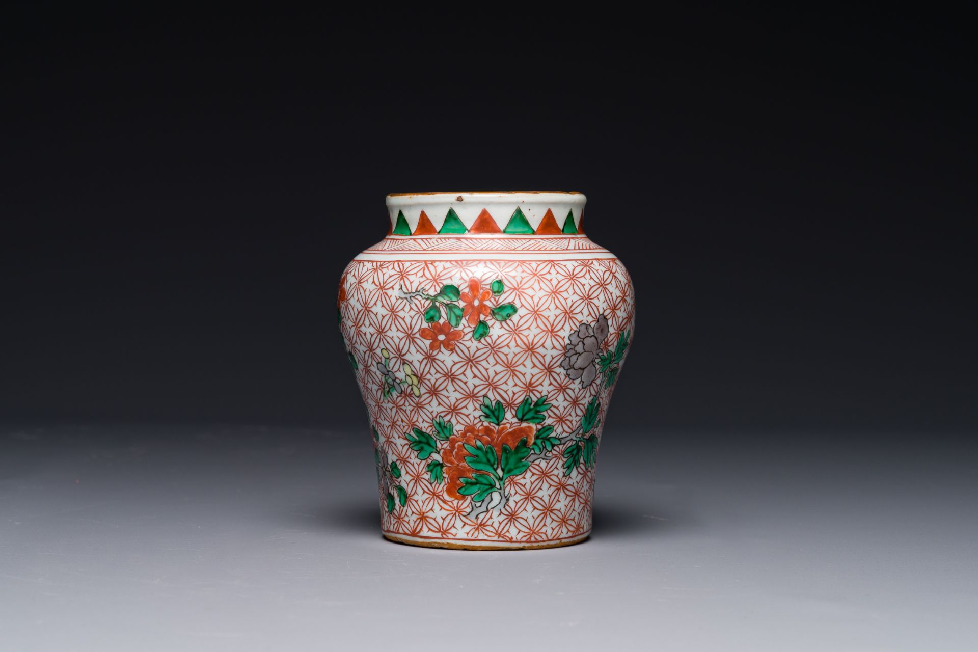 A small Chinese wucai jar with floral design, Transition period - Bild 2 aus 6