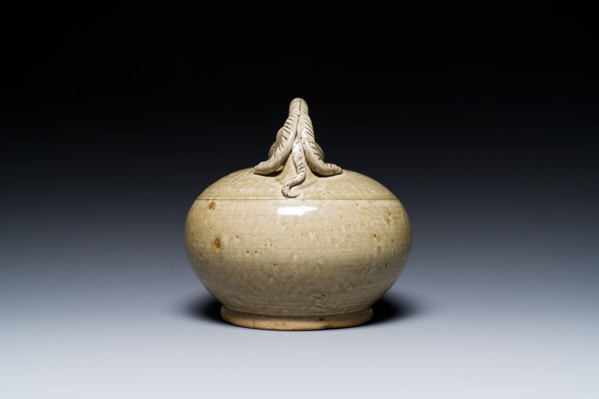 A Chinese monochrome Yaozhou kiln ewer, Tang or later - Bild 5 aus 7