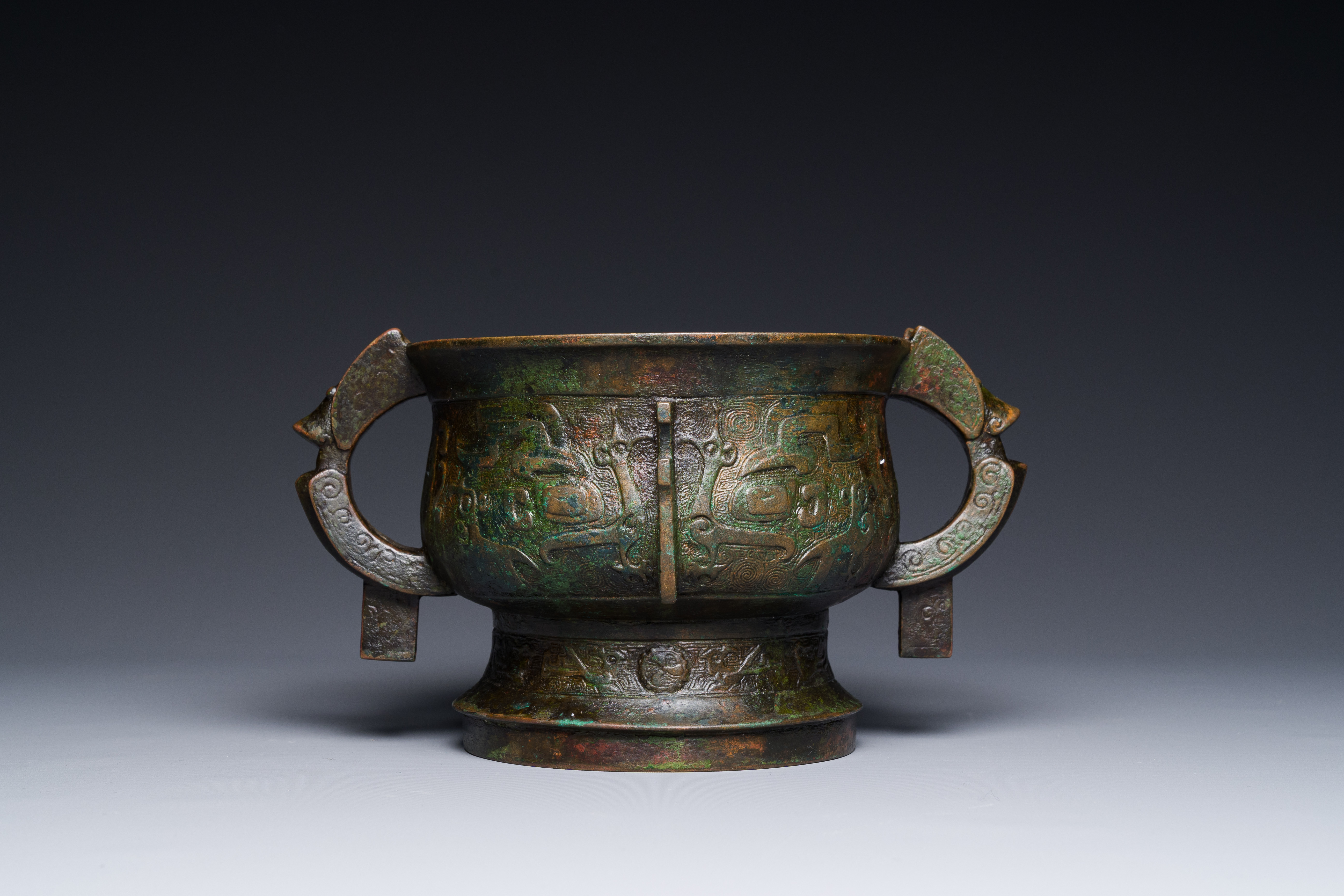 A Chinese unusual archaistic bronze censer with wooden cover, 'gui', Song - Image 5 of 21