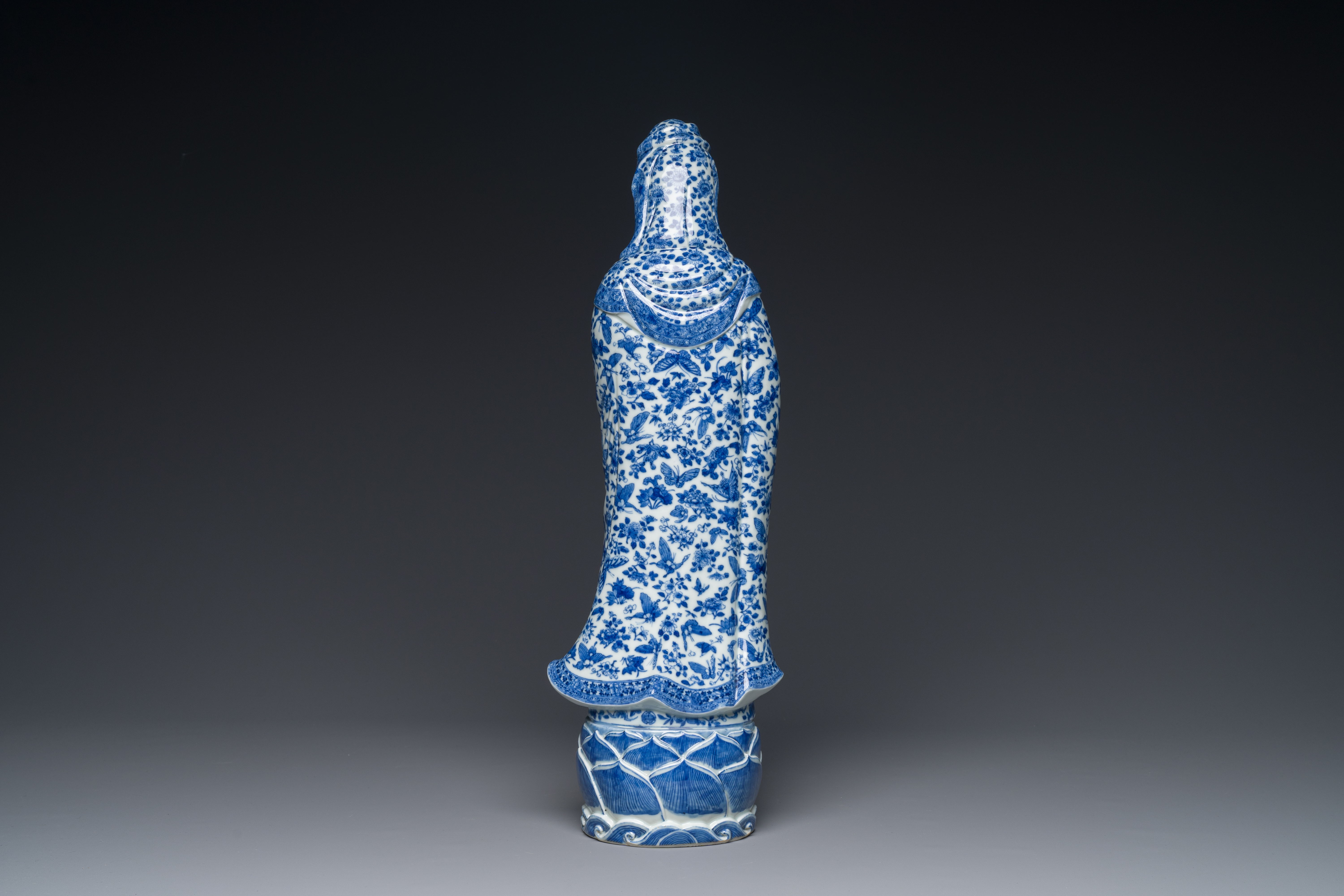 A fine Chinese blue and white Boddhisattva, Xue Chang Sen è–›é•·æ£® seal mark, Republic - Image 2 of 4