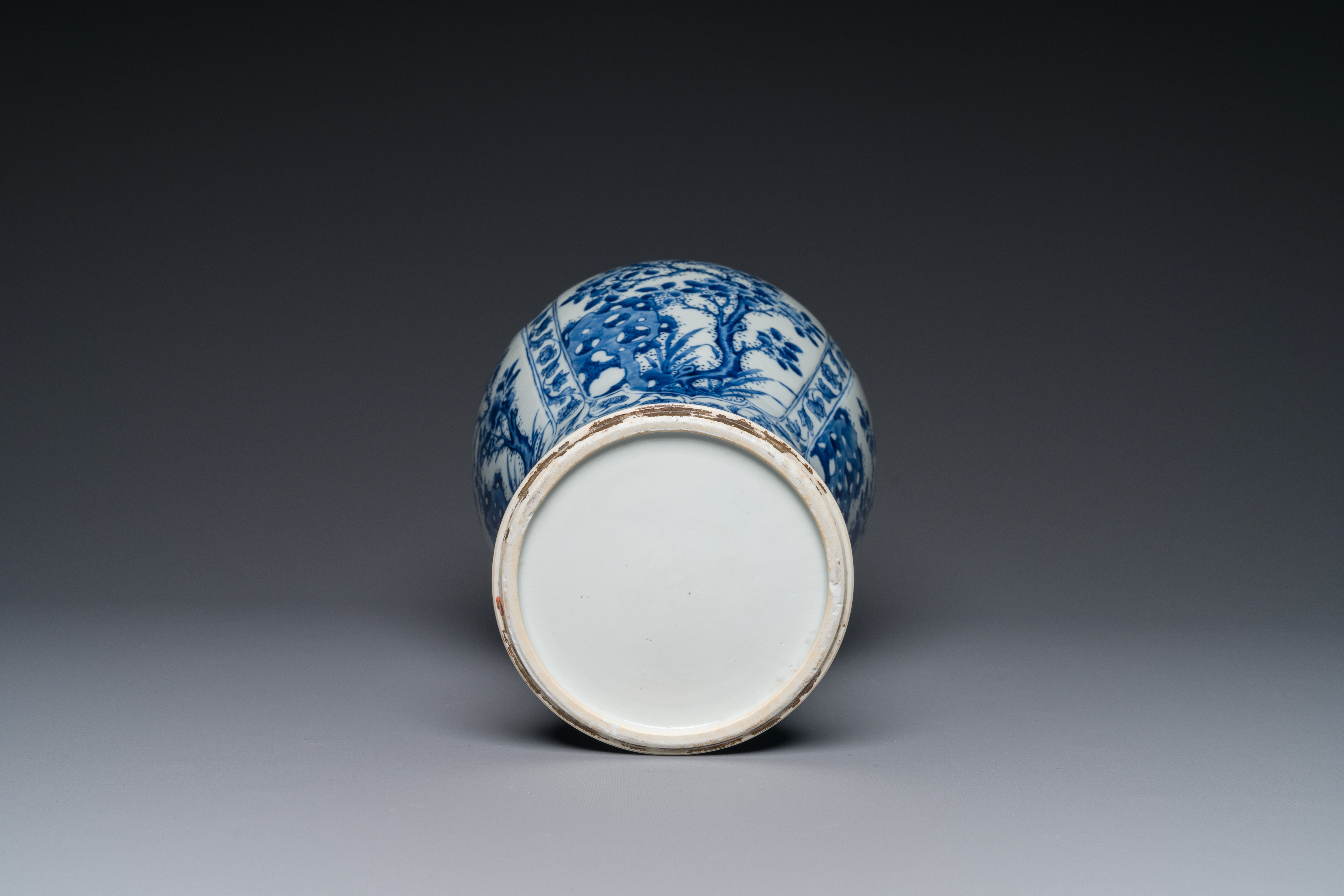 A Chinese blue and white baluster vase with floral decor, Kangxi - Image 4 of 4