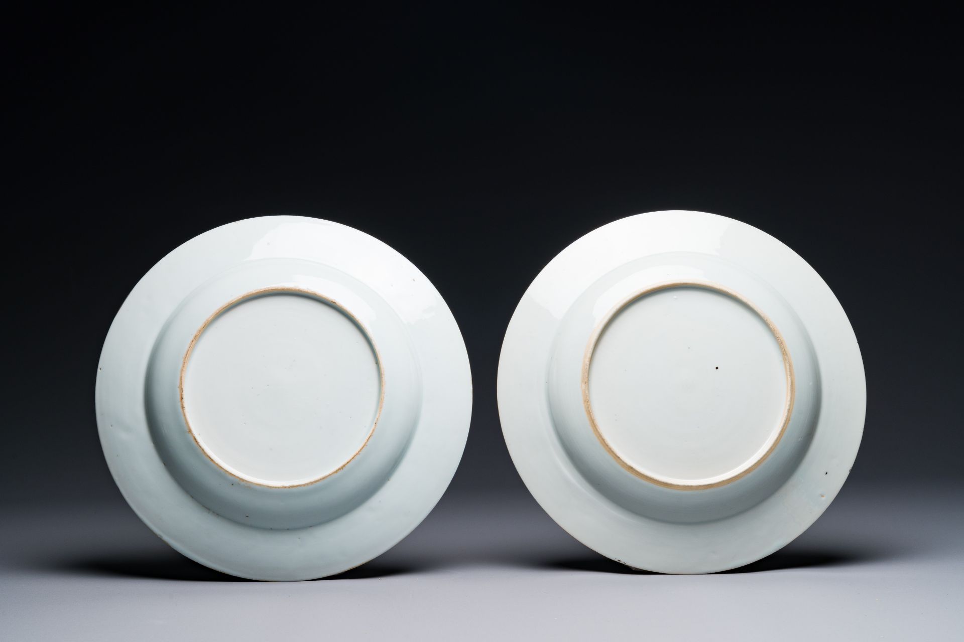 A pair of Chinese famille rose 'magpie and peony' plates with bianco-sopra-bianco rims, Yongzheng - Bild 2 aus 2