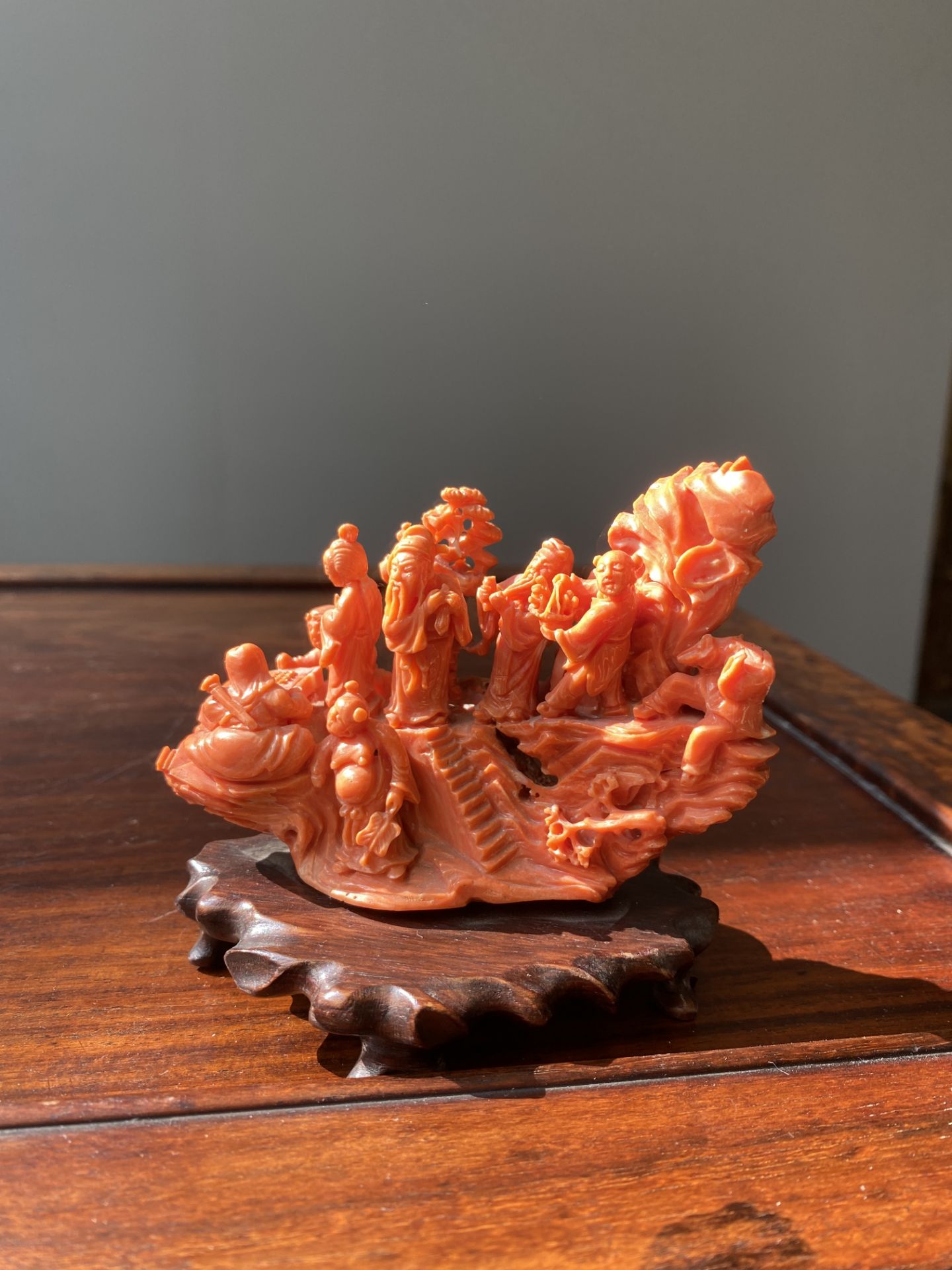 A Chinese red coral 'Eight Immortals' group on wooden stand, 19/20th C. - Bild 6 aus 14