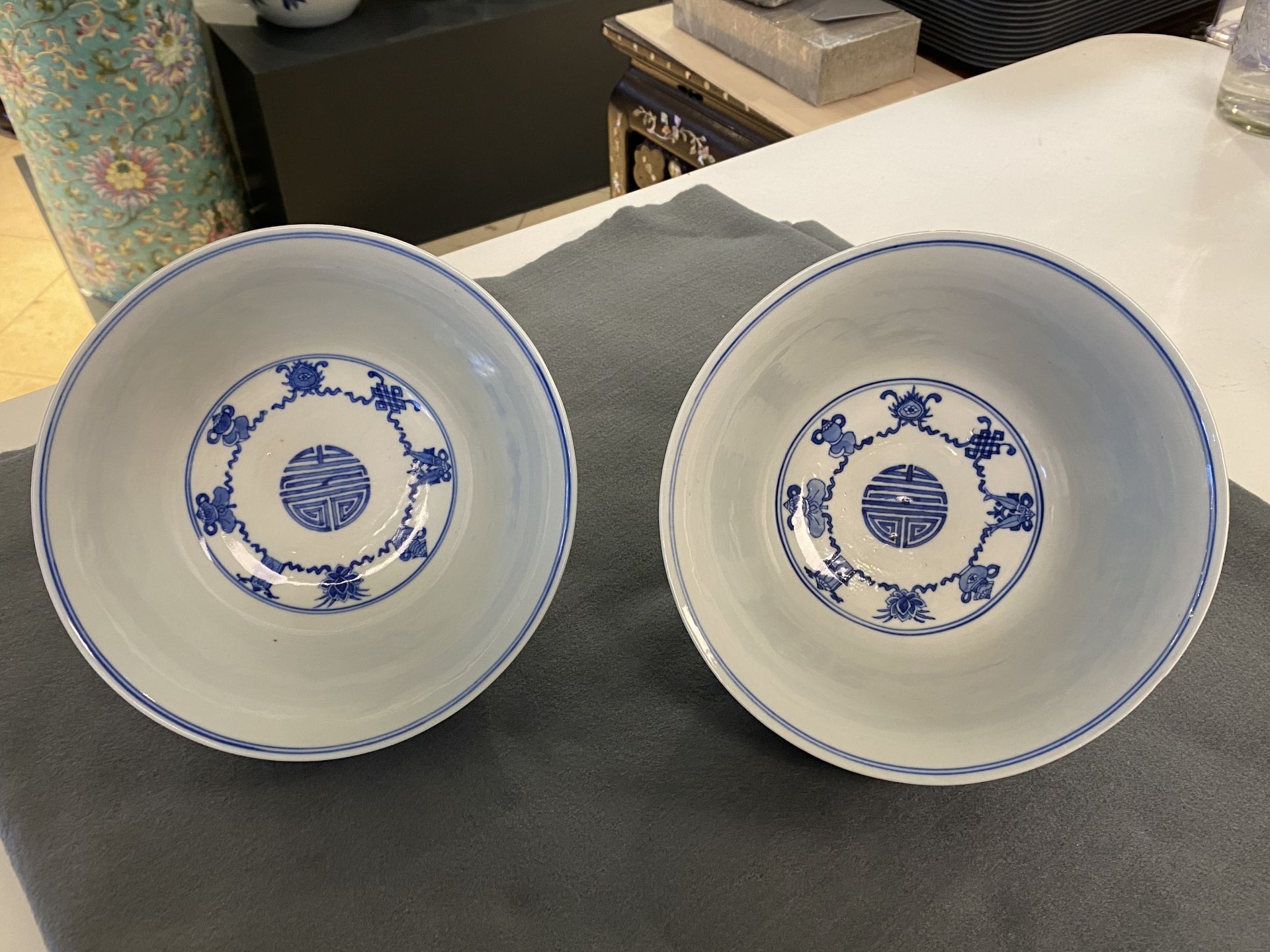 A pair of Chinese blue and white 'wan shou wu jiang' bowls, Qianlong mark and of the period - Bild 18 aus 40