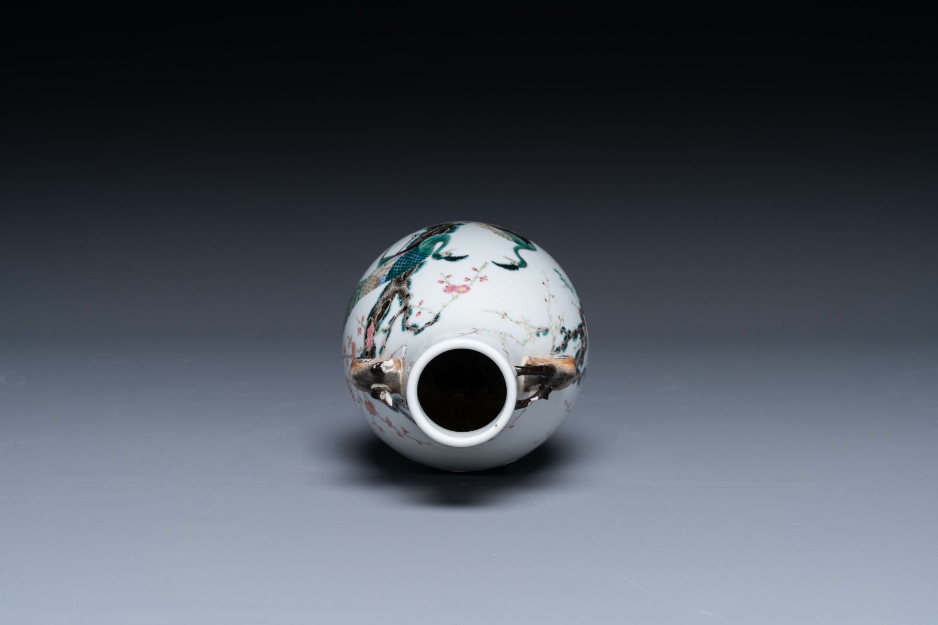 A Chinese famille rose 'hu' vase with peacocks, Yongzheng mark, 19th C. - Bild 5 aus 6