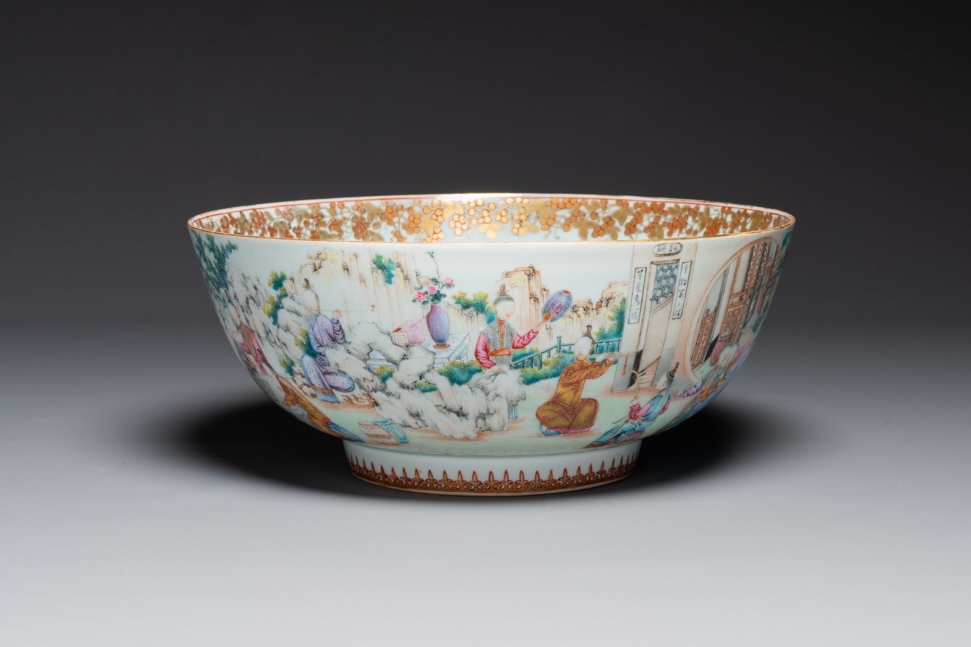 A fine large Chinese Canton famille rose bowl with boys and ladies in an elaborate garden scene, Qia - Bild 4 aus 7