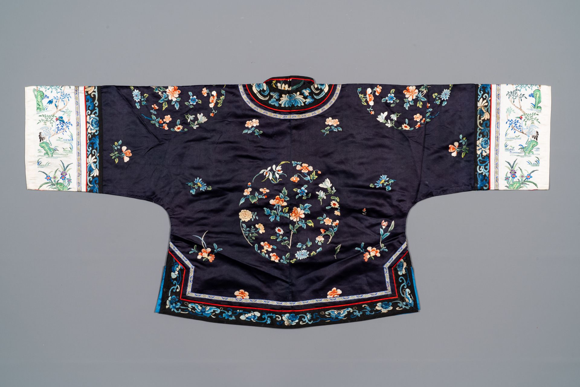 A group of eight pieces of Chinese embroidered silk, 19/20th C. - Bild 5 aus 8