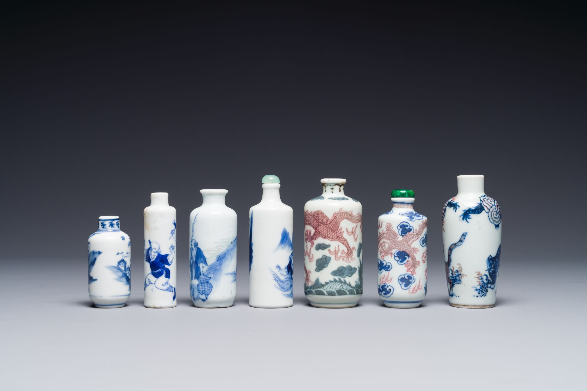 Seven Chinese blue, white and copper-red snuff bottles, Yongle and Yongzheng mark, 19th C. - Bild 3 aus 4