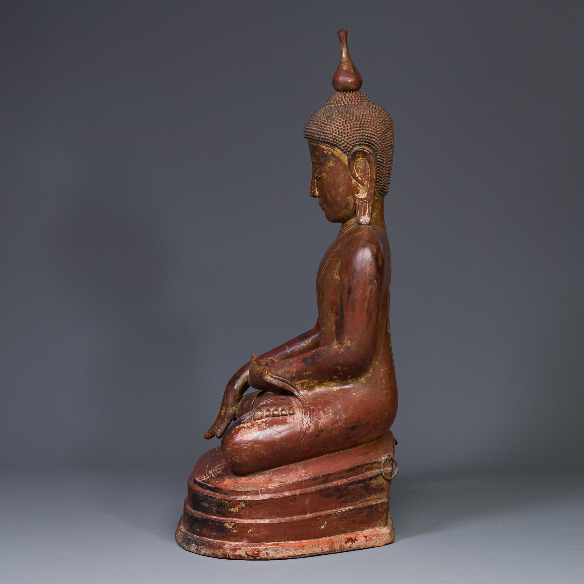 A large Burmese gilded lacquer Buddha in bhumisparsha mudra, 19/20th C. - Image 10 of 18