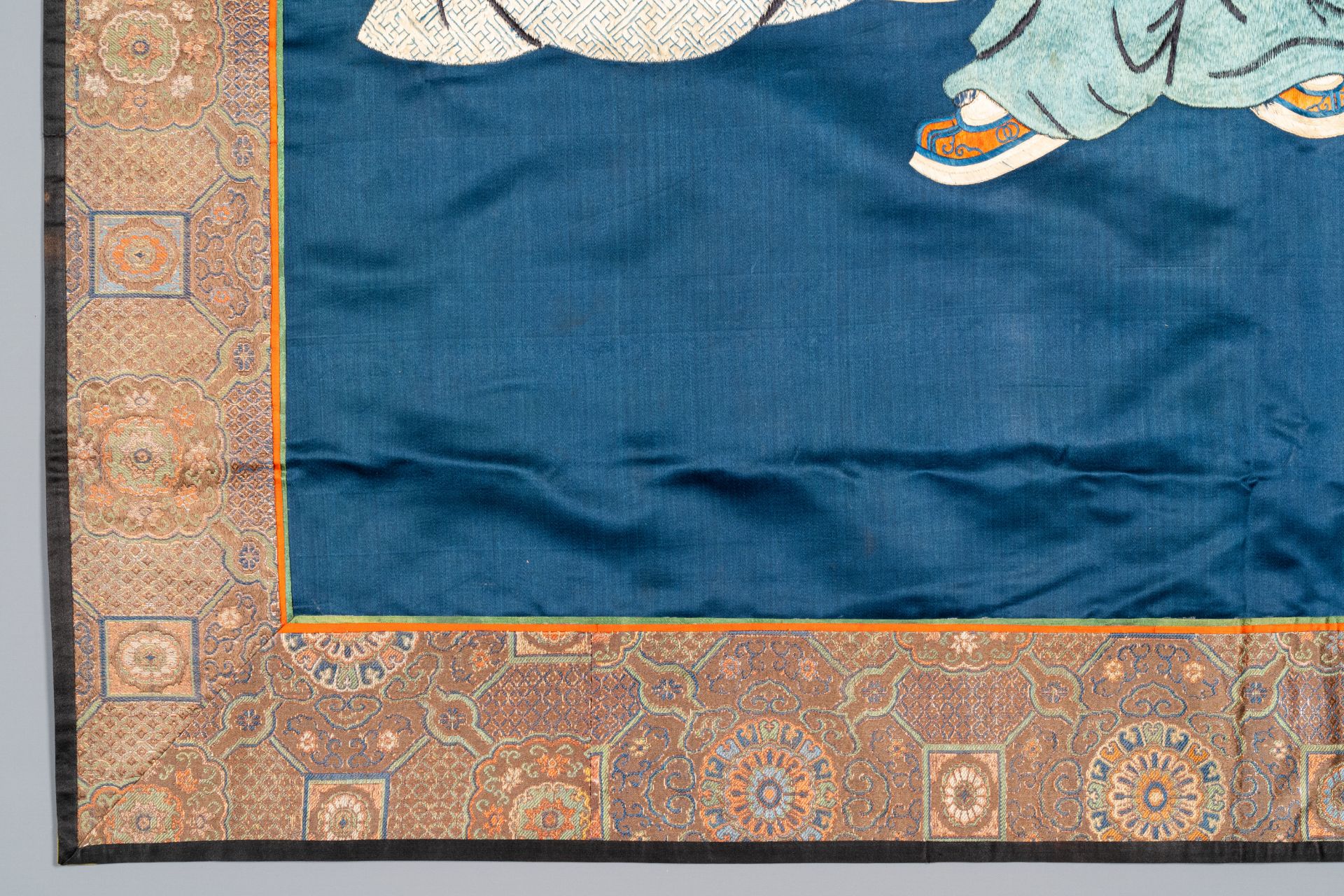 Three Chinese embroidered silk cloths with figural designs, 19/20th C. - Bild 16 aus 16