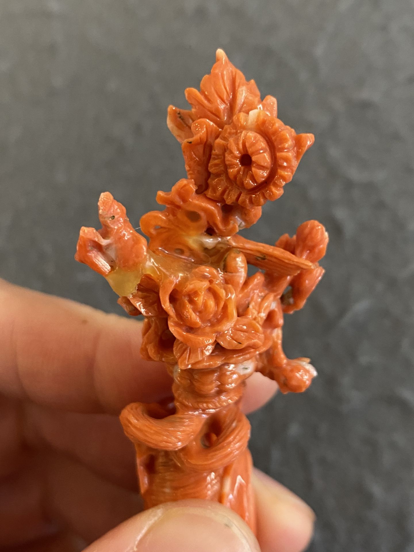 A Chinese red coral figure of a standing lady with a flower basket, 19/20th C. - Bild 14 aus 17