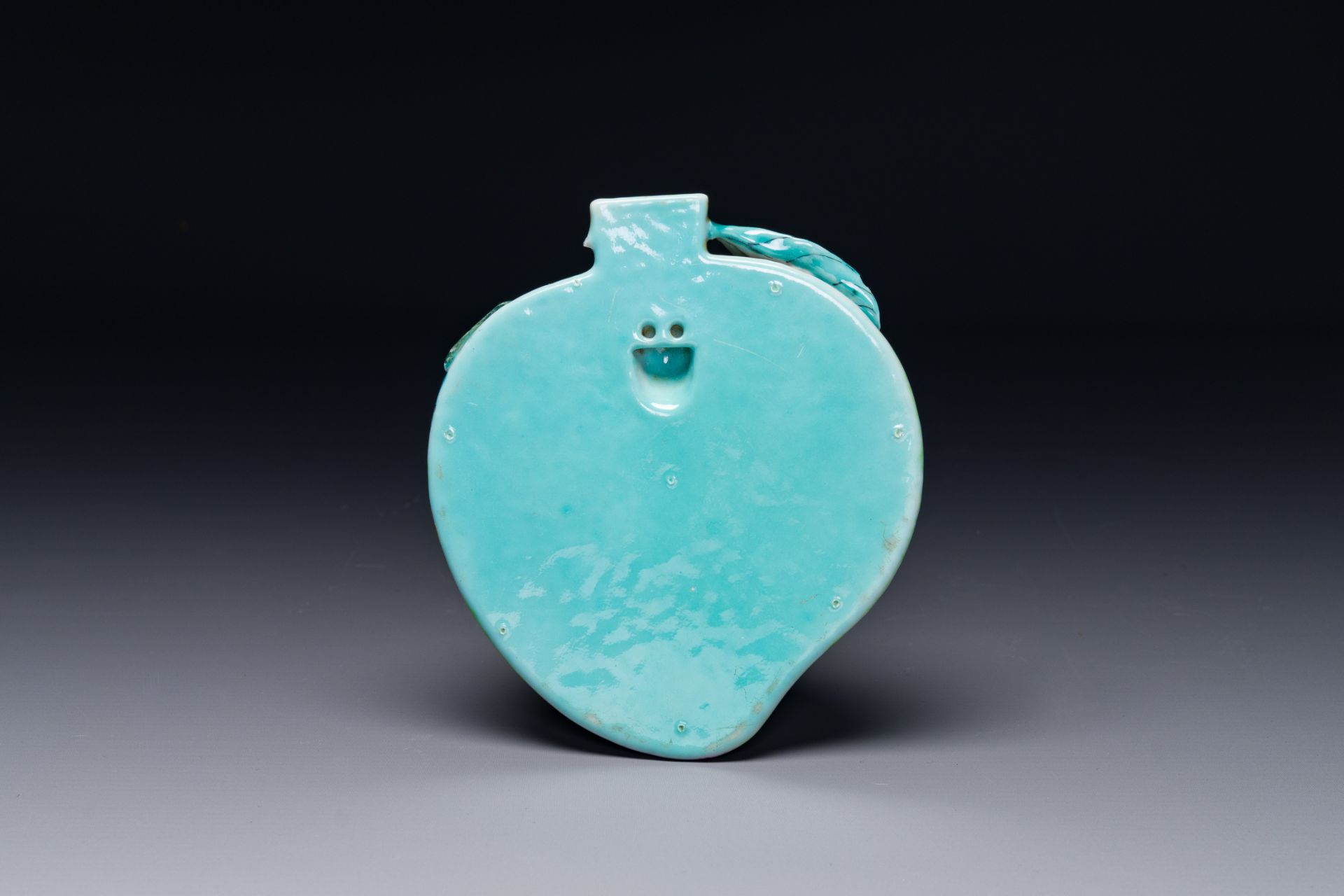 A rare Chinese famille rose peach-shaped wall pocket vase with inscription, 19th C. - Bild 2 aus 2