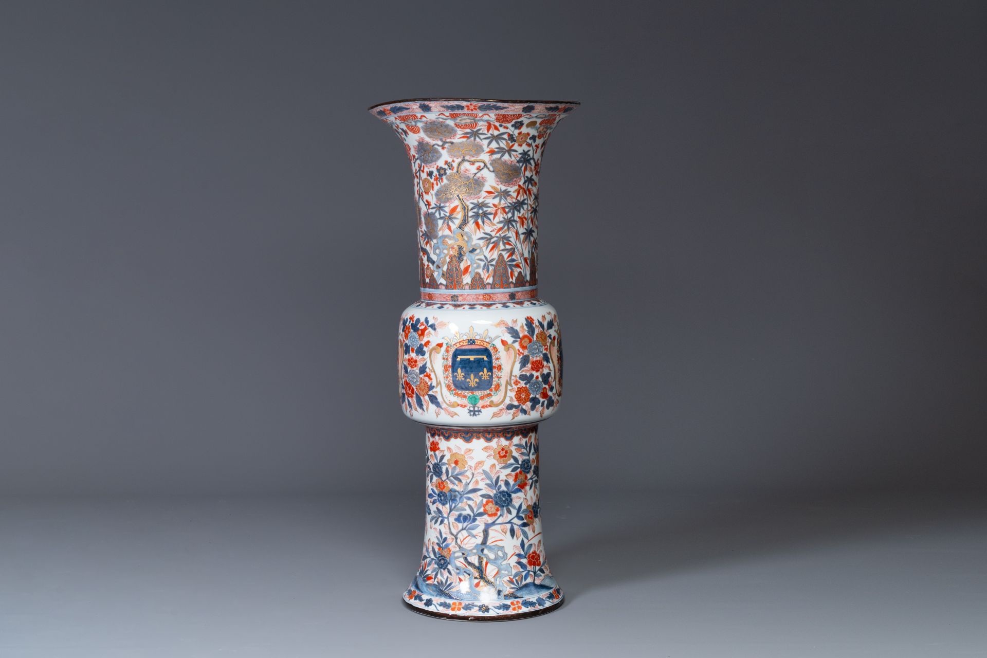 A monumental Imari-style 'gu' vase with the arms of the Duke of Orleans, Samson, France, 19th C. - Bild 4 aus 6