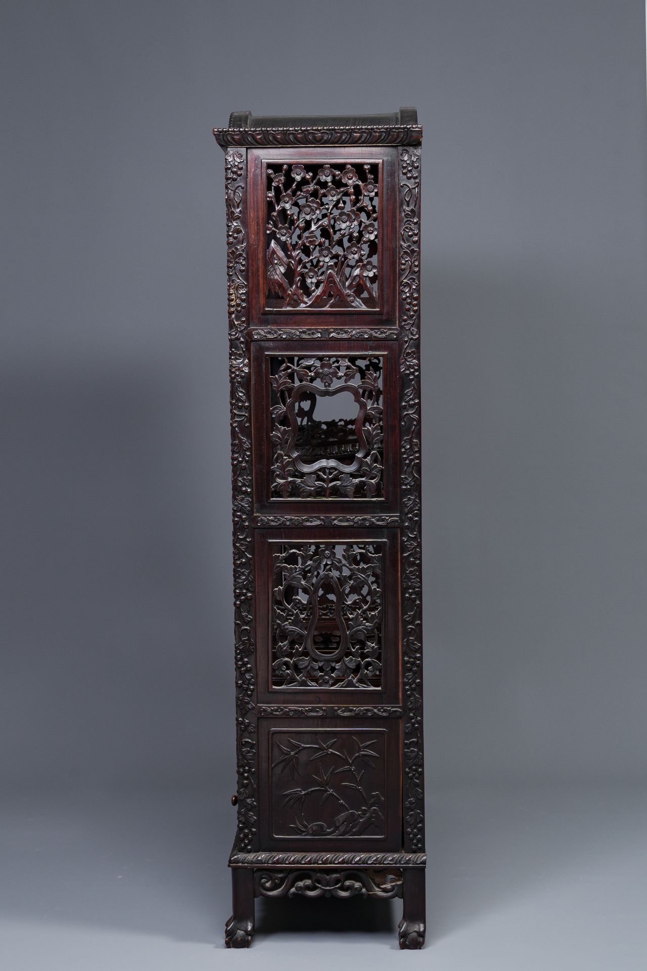 A richly carved Chinese hongmu wooden etagere cupboard, Canton, 19th C. - Bild 6 aus 6