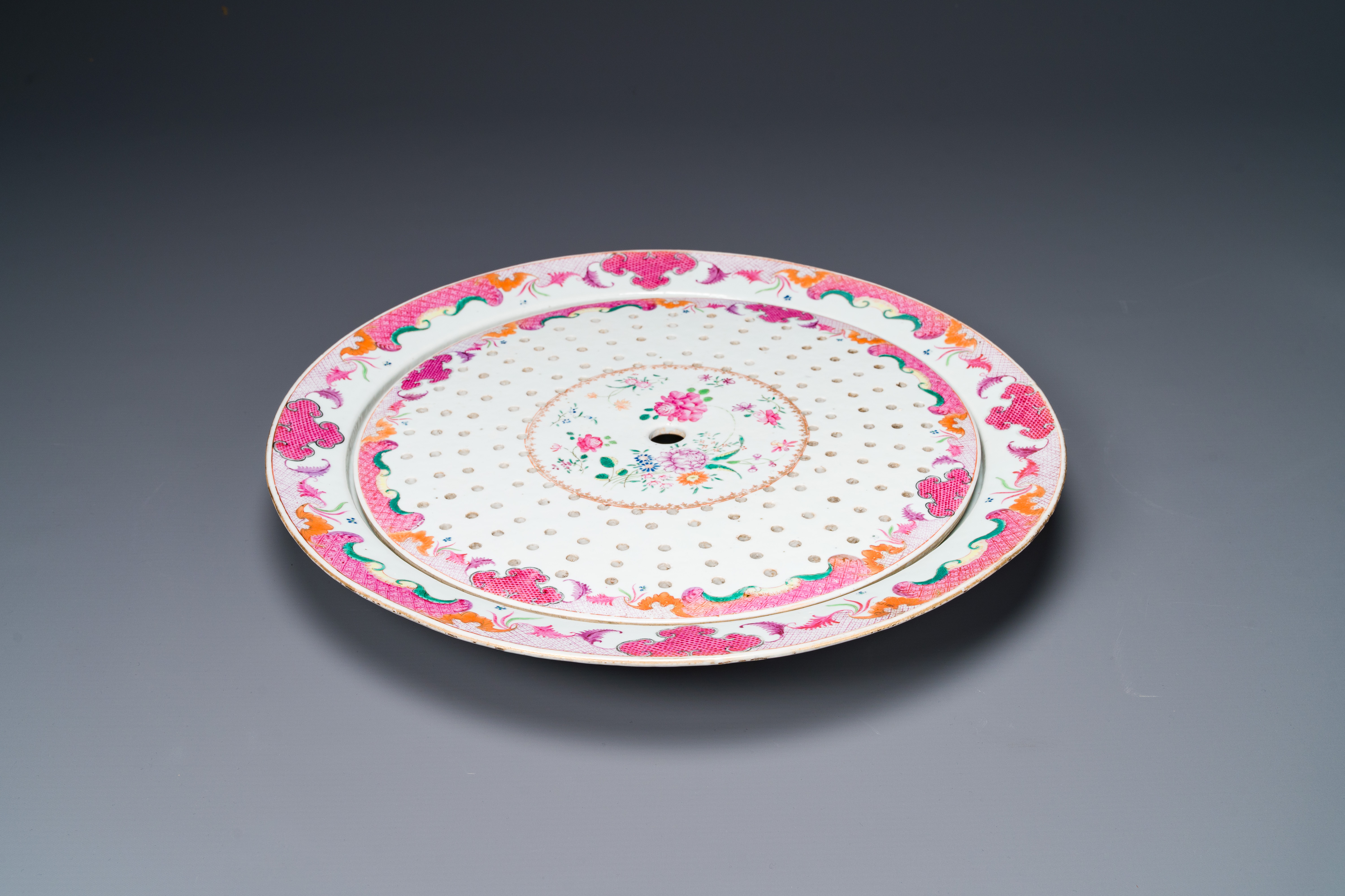 A large Chinese famille rose dish with strainer with floral design, Qianlong - Image 2 of 4