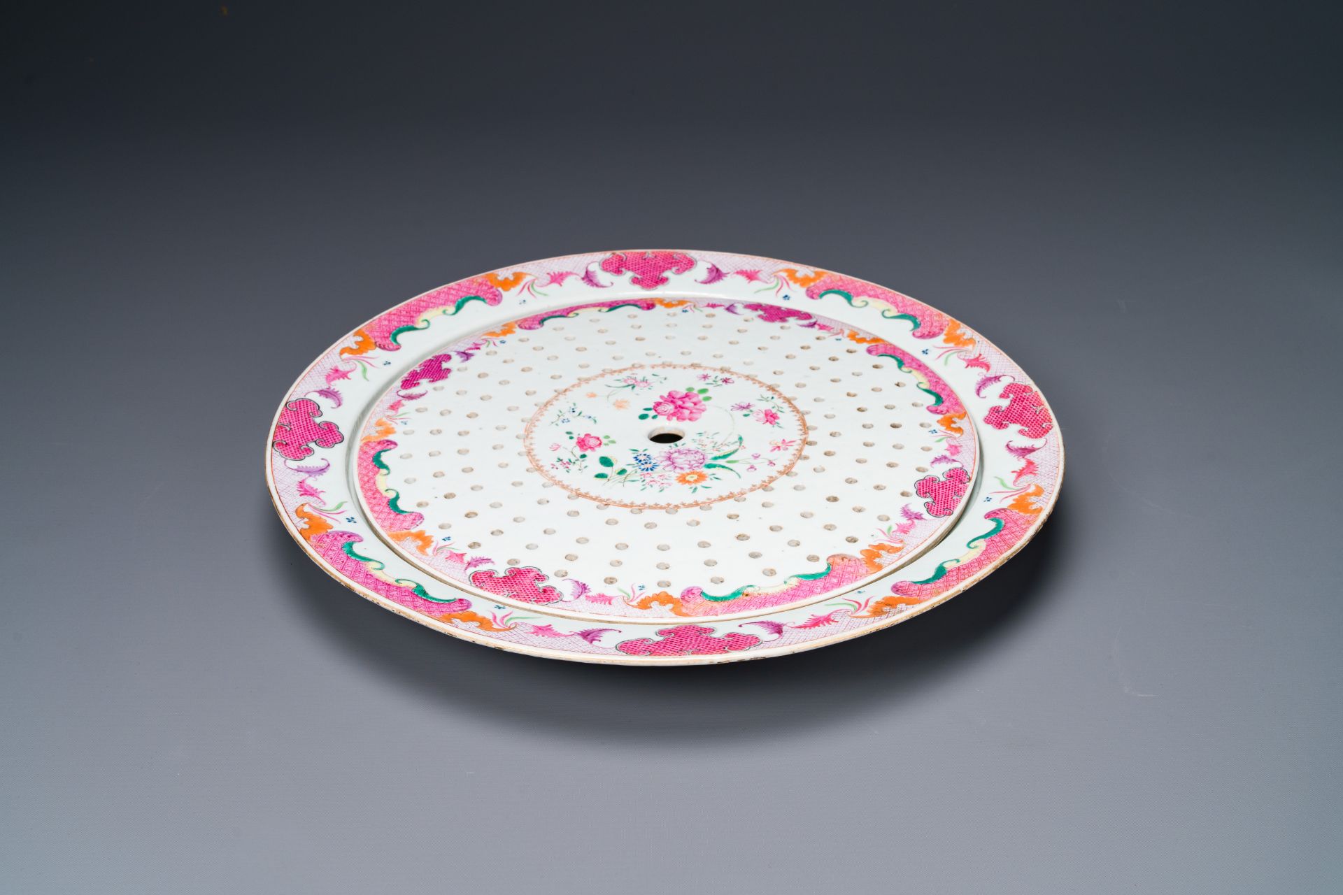 A large Chinese famille rose dish with strainer with floral design, Qianlong - Bild 2 aus 4