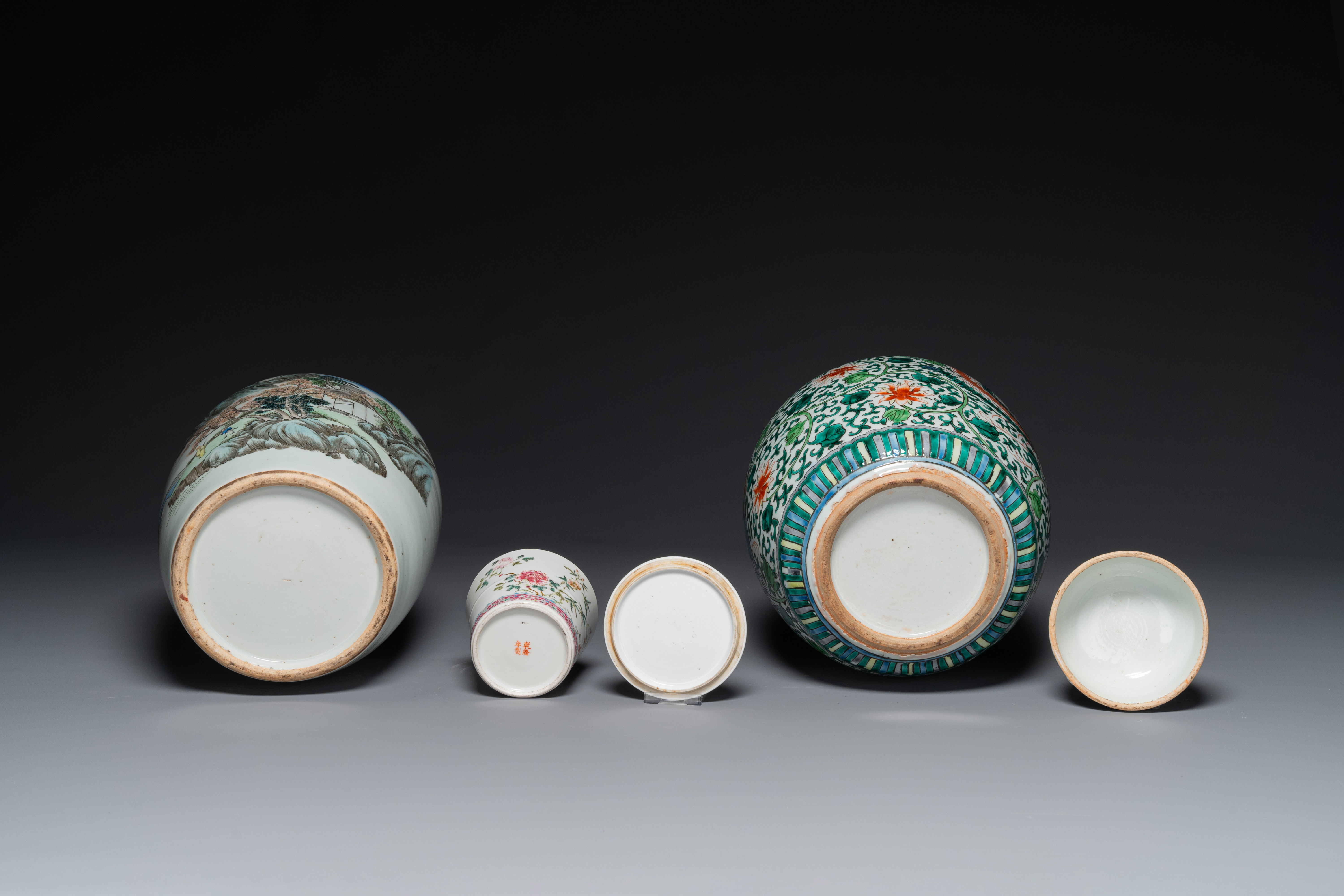 A pair of Chinese famille rose vases, two jars and a box with cover, 19/20th C. - Image 6 of 6