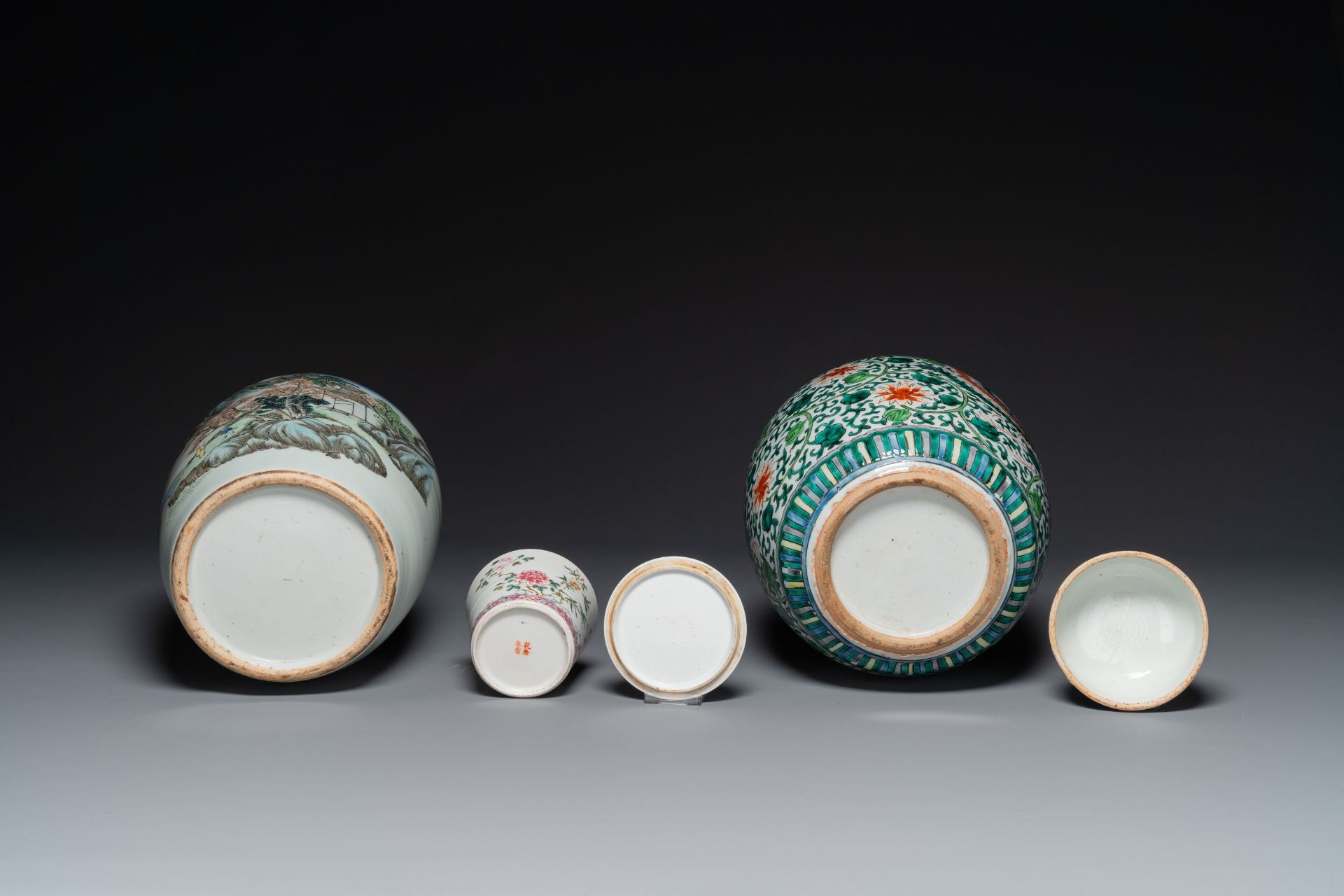 A pair of Chinese famille rose vases, two jars and a box with cover, 19/20th C. - Bild 6 aus 6