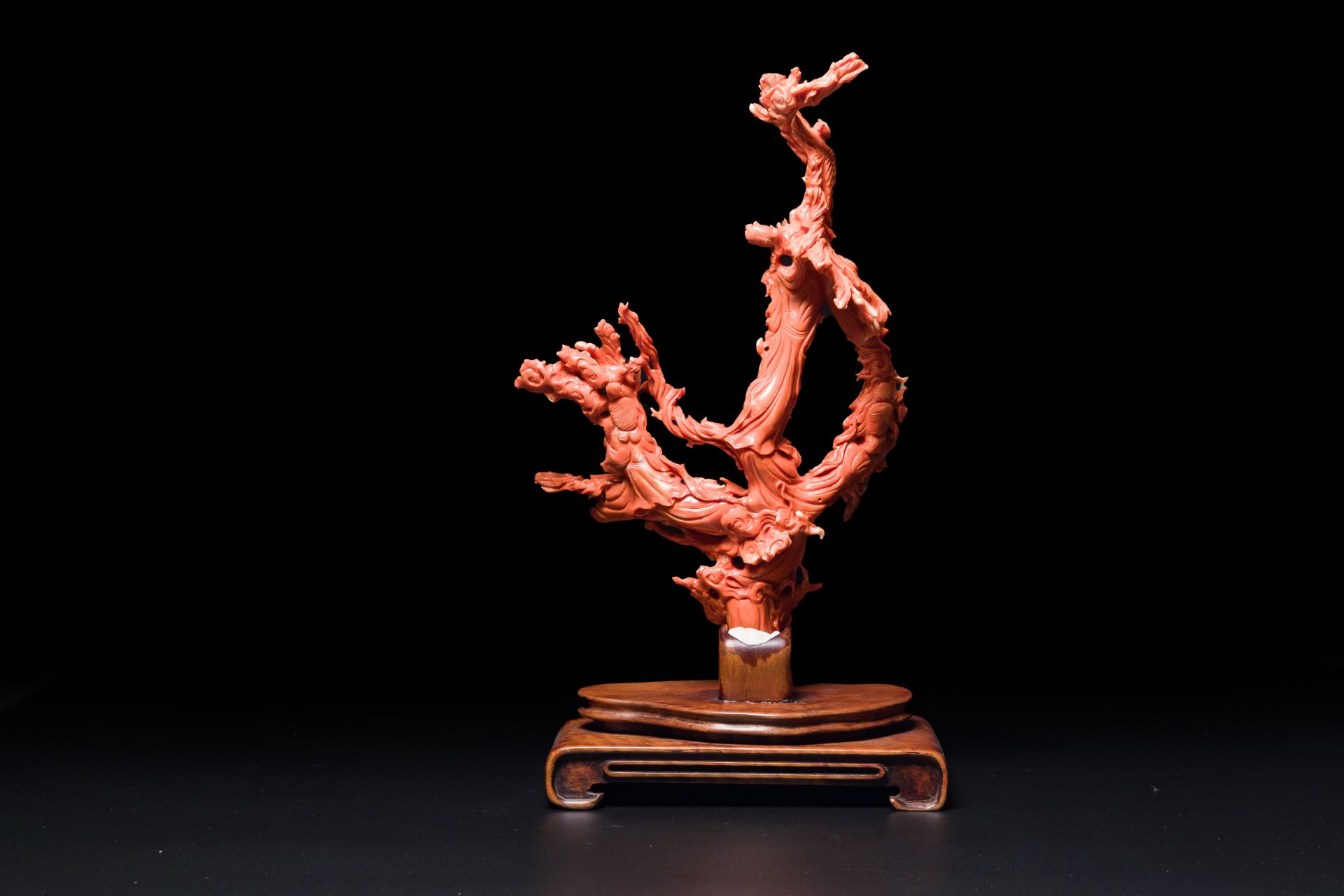 A large Chinese red coral group of female deities among clouds on wooden stand, 19/20th C. - Bild 3 aus 4