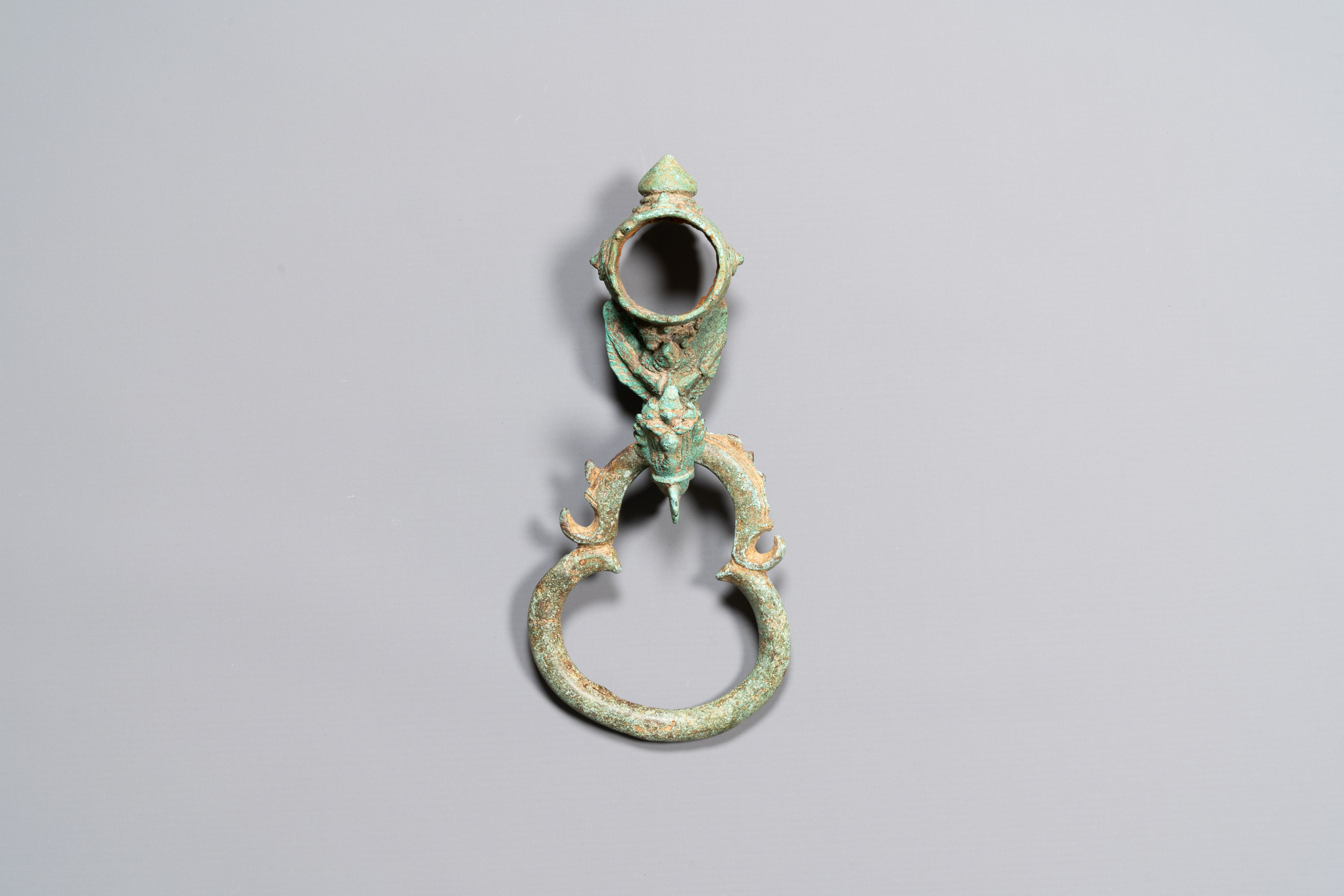 A bronze Khmer Bayon-style hanging hook from a palanquin, Angkor period, 12/13th C. - Image 6 of 30