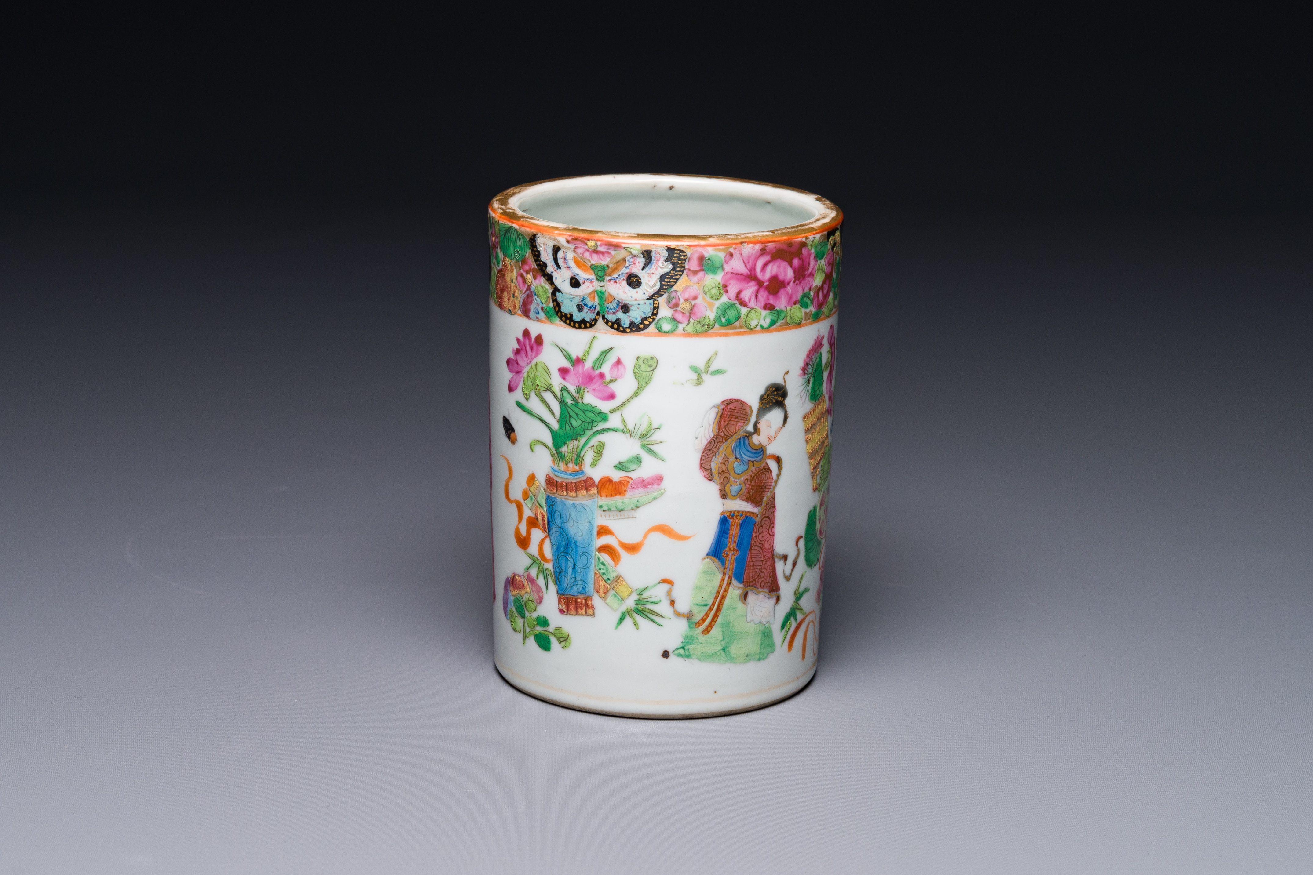 A Chinese Canton famille rose 'Wu Shuang Pu' brush pot, 19th C. - Image 3 of 7