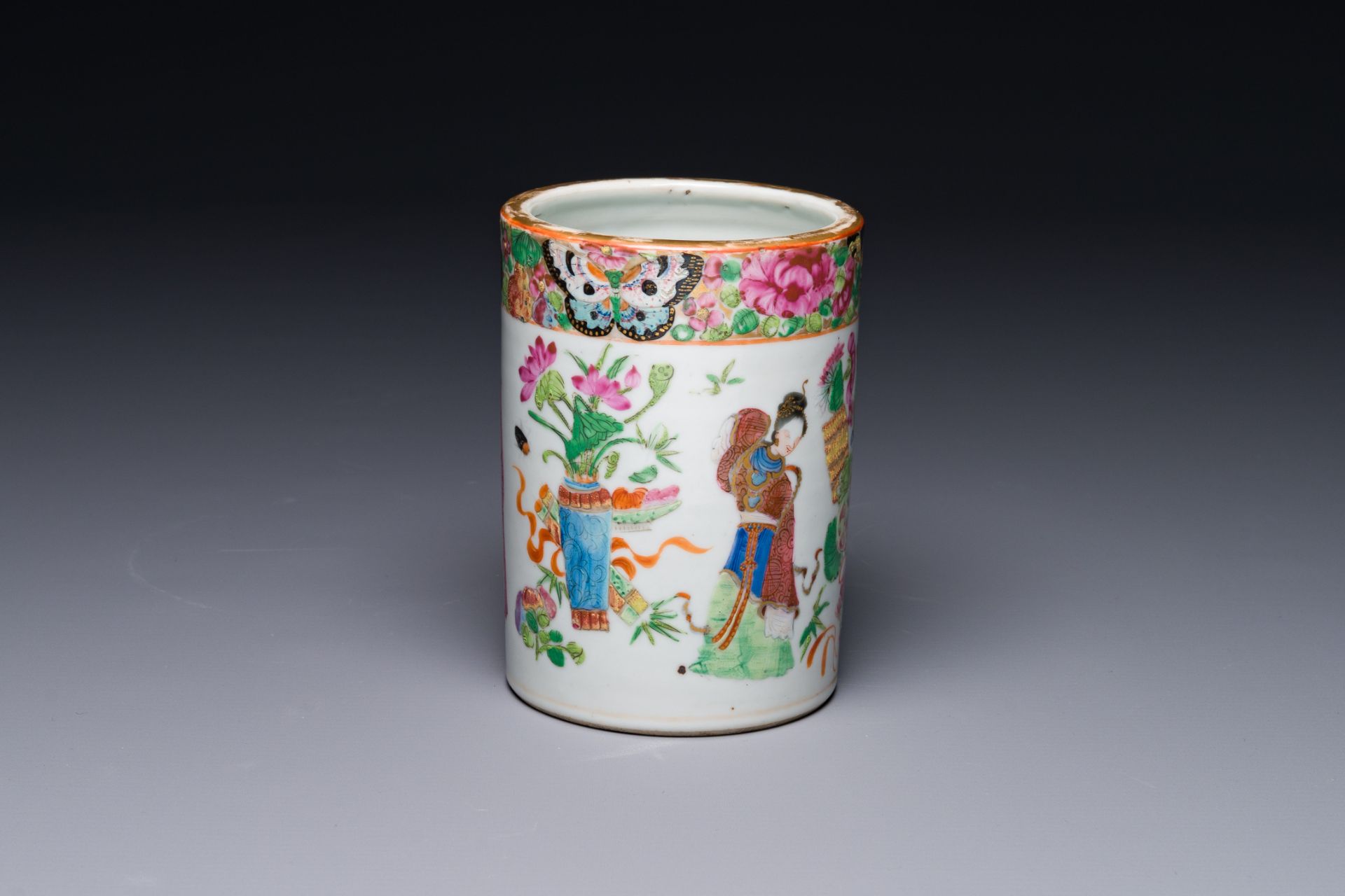 A Chinese Canton famille rose 'Wu Shuang Pu' brush pot, 19th C. - Bild 3 aus 7