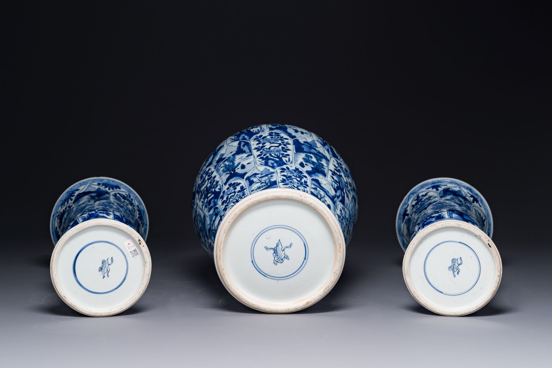 A Chinese blue and white garniture of three vases with floral and landscape design, Kangxi - Bild 5 aus 5