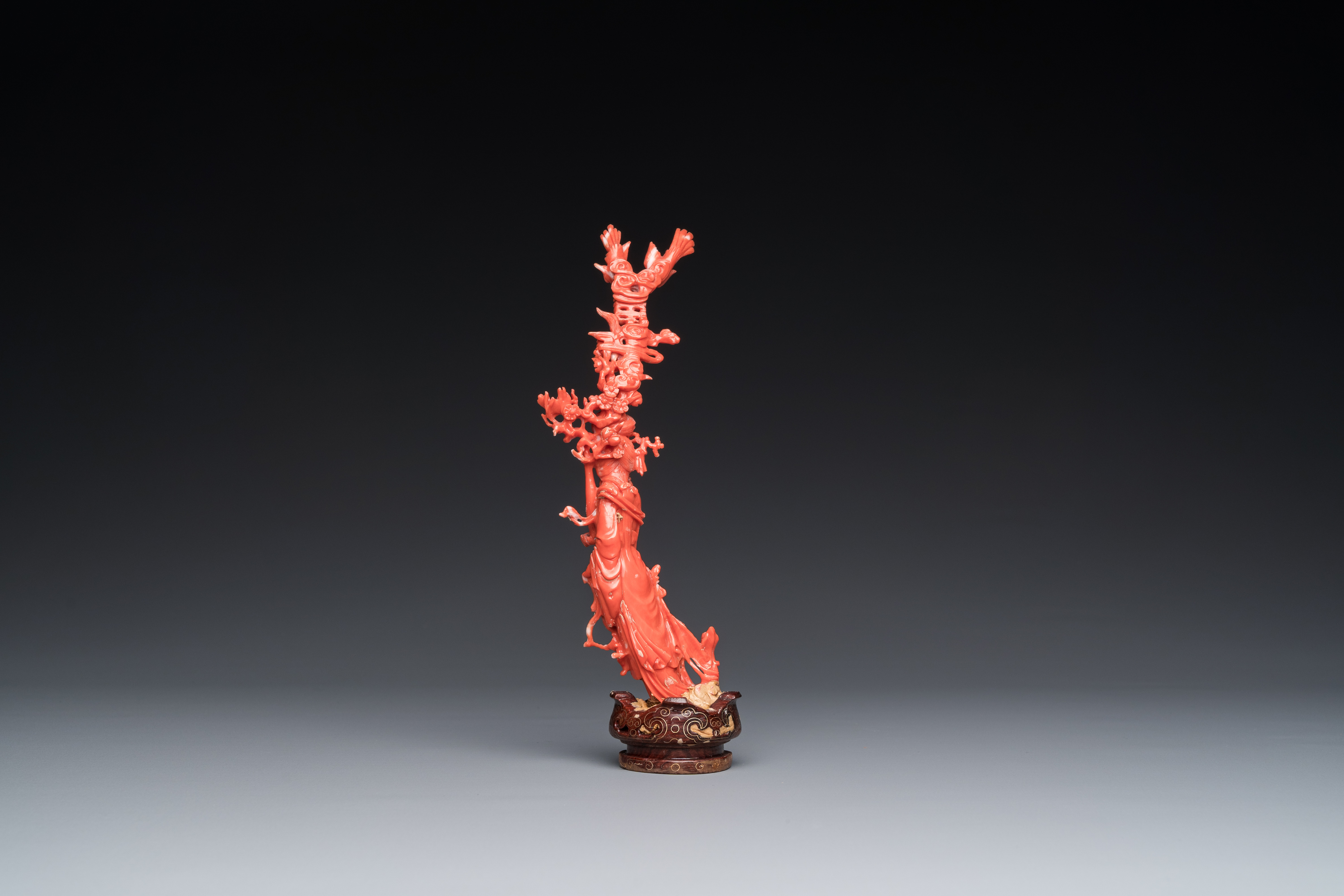 A Chinese red coral figure of a standing lady holding a vase, 19/20th C. - Image 3 of 14