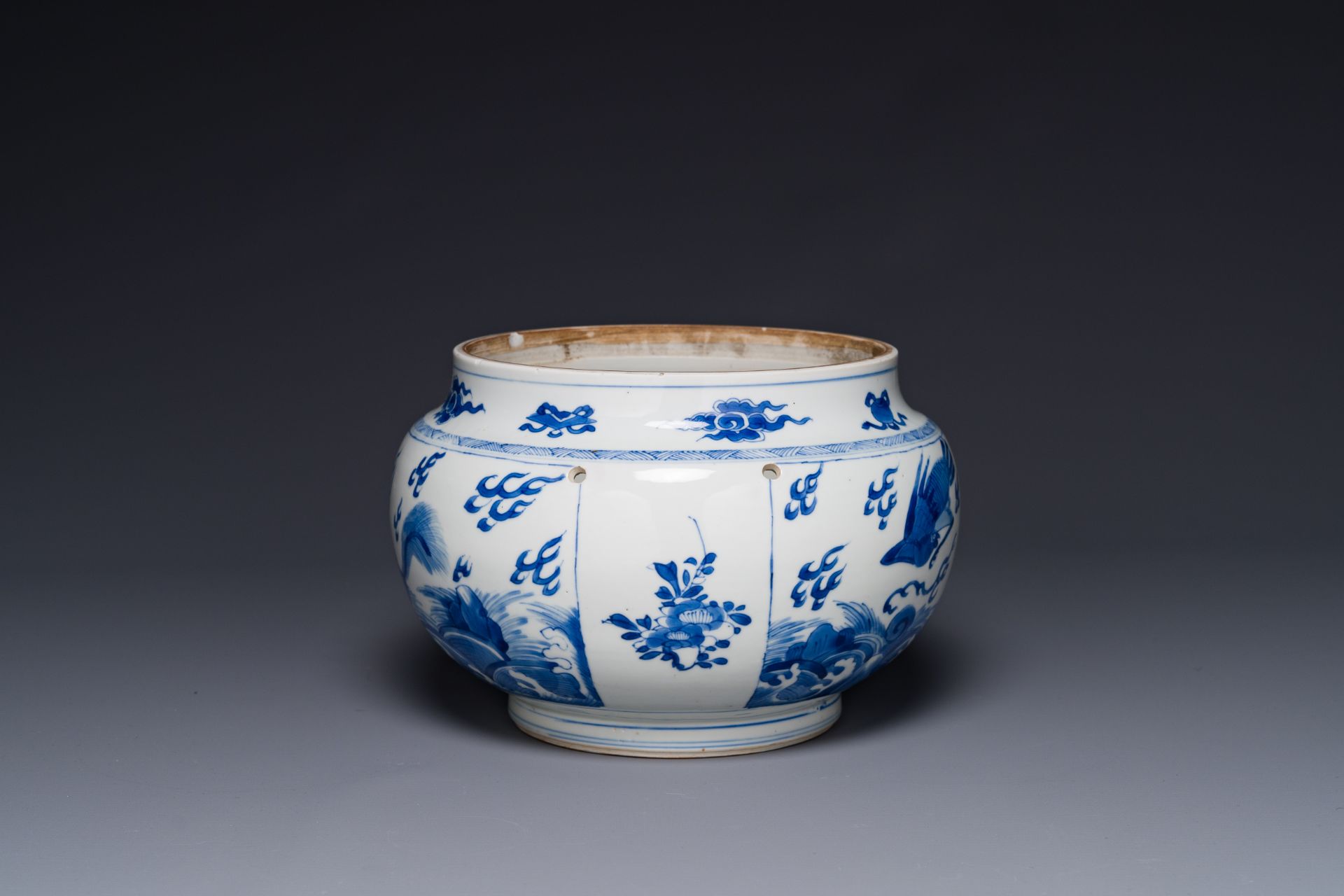 A Chinese blue and white 'mythic animals' bowl, Kangxi - Bild 4 aus 6