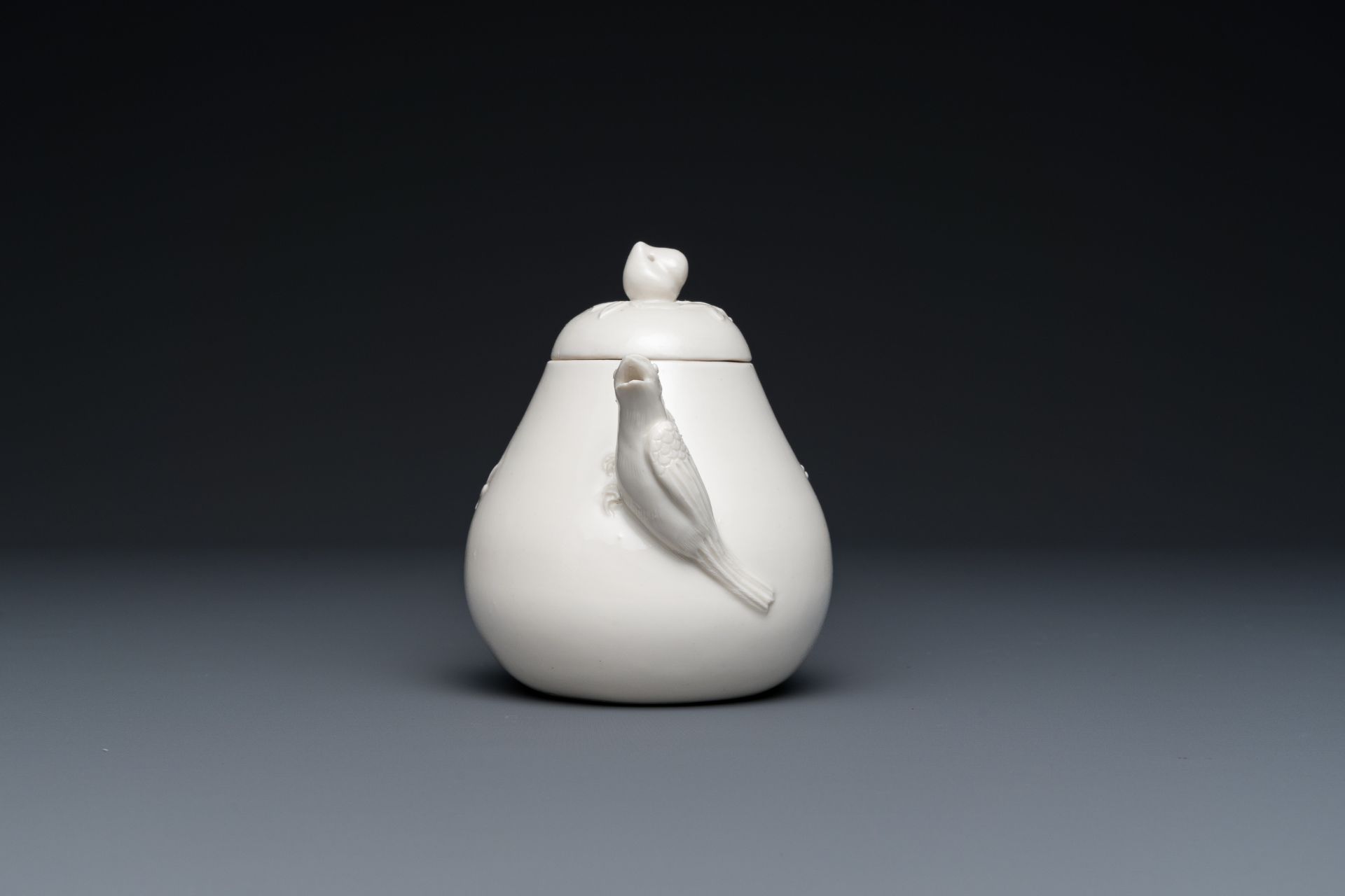 A Chinese white-glazed teapot, inscribed Yi Gong é€¸å…¬, 18/19th C. - Image 5 of 7