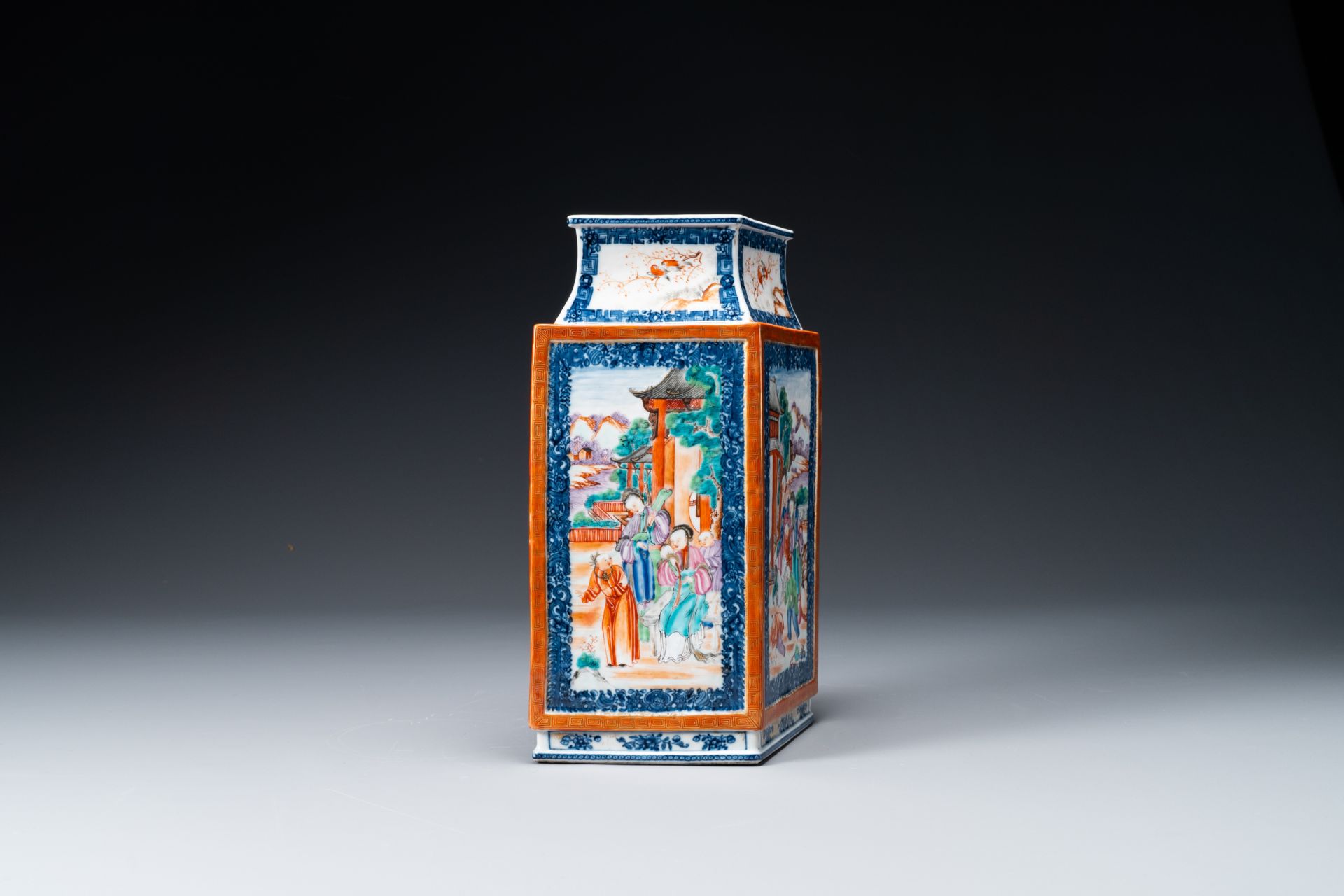 A Chinese Canton famille rose lozenge-shaped 'Mandarin subject' vase, Qianlong - Bild 3 aus 9