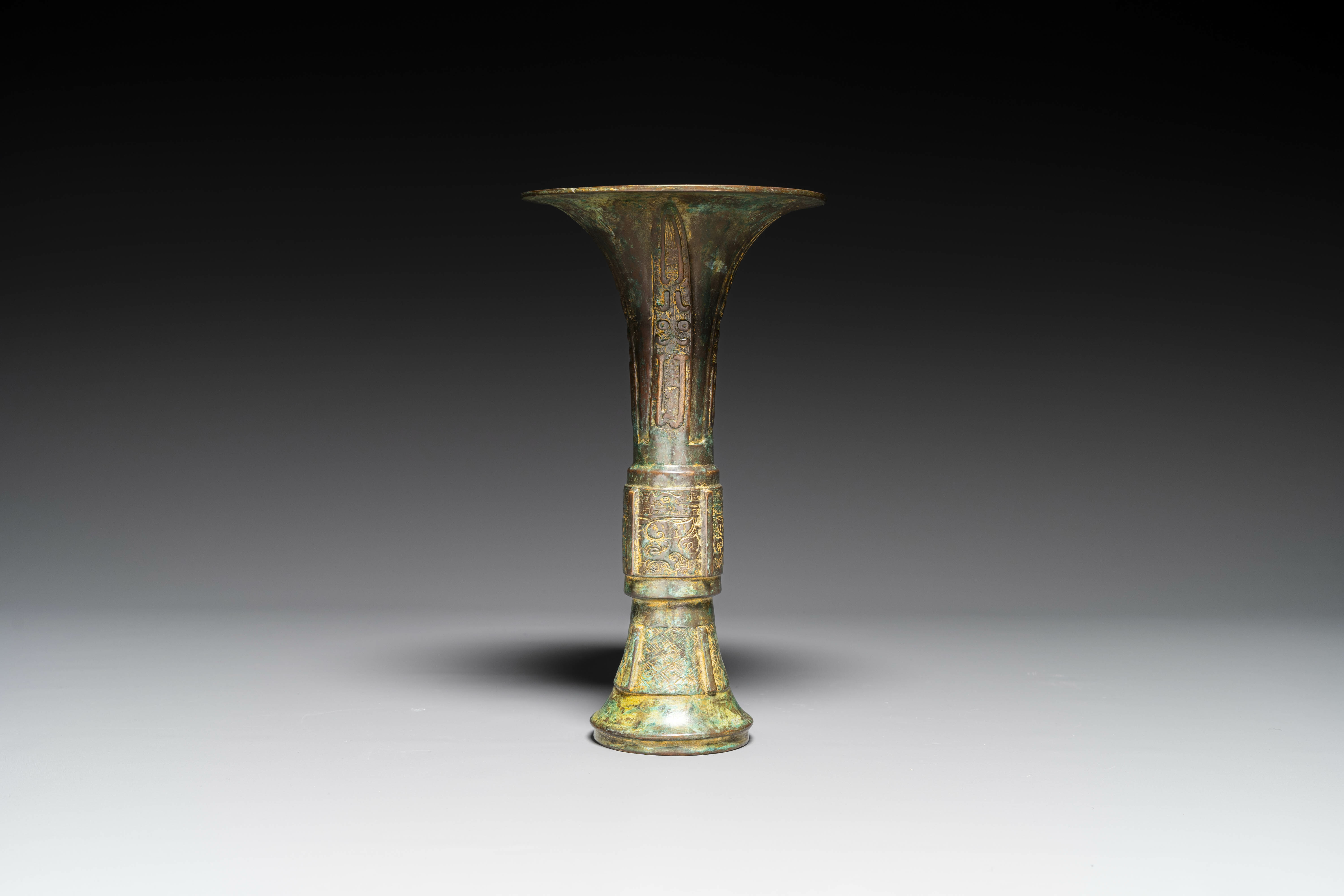 A Chinese bronze Shang-style 'gu' vase on wooden stand, 19/20th C. - Image 5 of 15